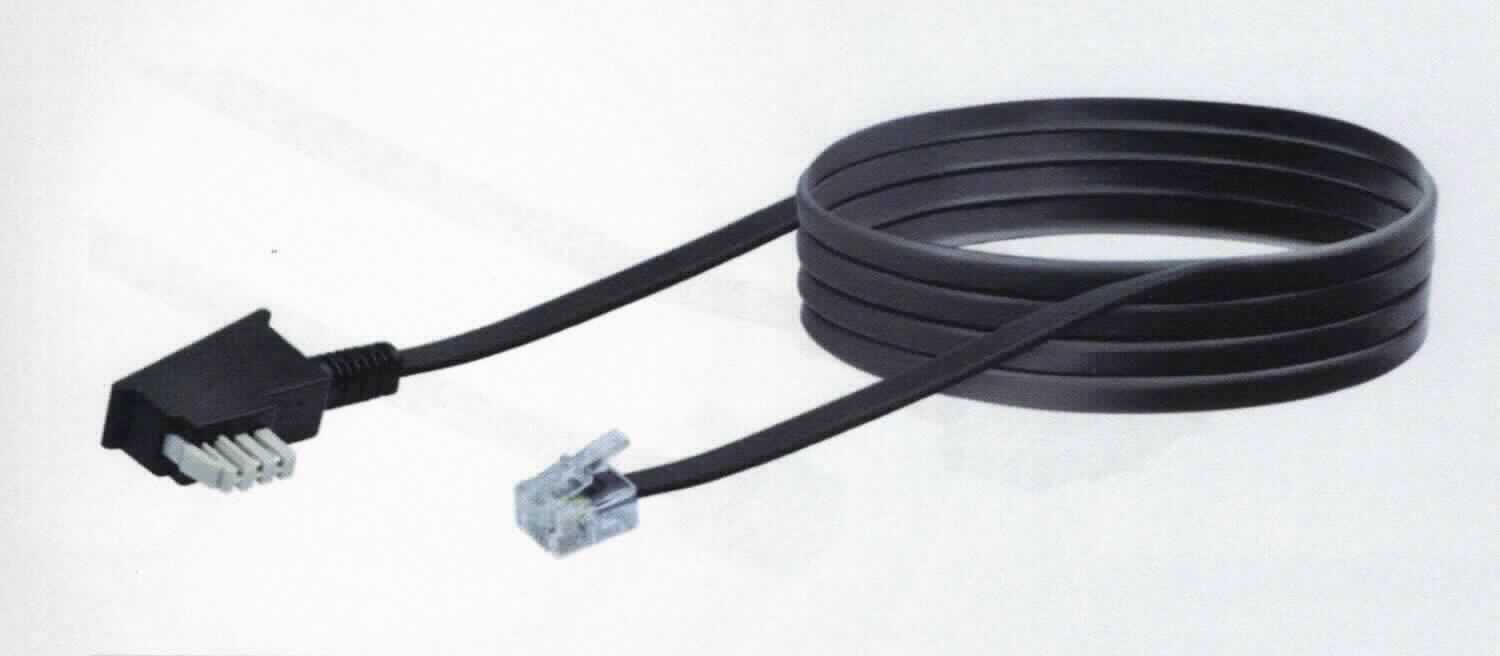 Isoliertes elektrisches 4-adriges Kabel, sog."TAE Anschlusskabel",
- mit einer Länge von ca. 6 m, an einem Ende mit einem TAE-N Stecker, am anderen Ende mit einem RJ11-Stecker
  (6P4C) ausgestattet,
- für eine Spannung von weniger als 1000 Volt,
- zum Anschluss von Zusatzgeräten (z.B. Verbindung einer TAE-Dose mit einem Fax). 

Das Erzeugnis ist als "isoliertes elektrisches Kabel, kein Wickeldraht, kein Koaxialkabel oder anderer koaxialer elektrischer Leiter, kein Zündkabelsatz oder anderer Kabelsatz von der für Beförderungsmittel verwendeten Art, für eine Spannung von 1000 Volt oder weniger, mit Anschlussstücken versehen, von der für die Telekommunikation verwendeten Art" einzureihen.