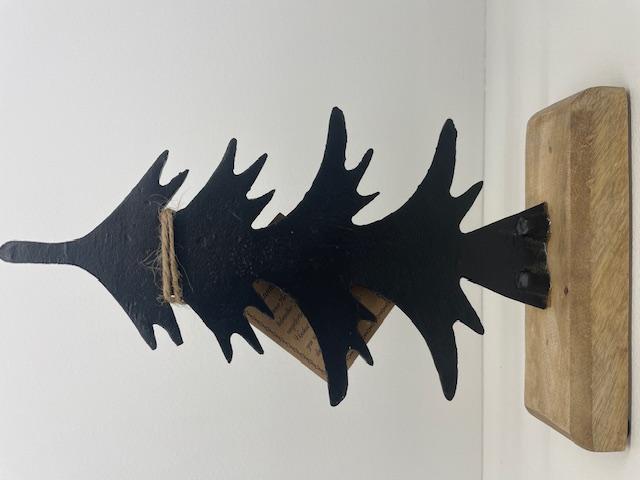 Sog. Dekorationsartikel - Aufsteller Tannenbaum. Der obere Teil stellt die Silhouette eines Tannenbaums dar und ist aus Metall gefertigt. Der untere Teil dient als Aufstellfuß für die Silhouette und ist aus Mango-Holz hergestellt. Der Artikel hat die Maße von ca. 5 cm x 15 cm x 17cm und soll Dekorationszwecken - vorwiegend in der Weihnachtszeit - dienen.
 
- Antragstellerangaben -
 
Charakterbestimmend und vom Materialanteil überwiegend ist die Tannenbaum-Silhouette aus unedlem Metall. Die Ware ist zur allgemeinen Verwendung als Dekorationsartikel geeignet (kein Festartikel der Position 9505).
 
Abbildung siehe Anlage.
 
Derartige Erzeugnisse gehören als "andere Ziergegenstände aus unedlem Metall, nicht versilbert, vergoldet oder platiniert" zum TARIC-Code 8306 2900 00.