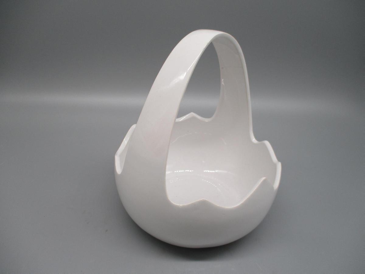 Anderes keramischer Geschirr, sog. Schale in Form eines Korbes, Foto siehe Anlage, 
- Schale in Form eines glasierten, weißen, runden Körbchens mit Henkel,
- am oberen Rand in der Art eines aufgebrochenen Eies gearbeitet (gezackter Rand), 
- in den Abmessungen: ca. 17 cm (Durchmesser) x 8 cm (Höhe; ohne Henkel), 
- keramisches Erzeugnis, nach der Formgebung gebrannt, tonmineralhaltiges Material
   enthaltend, 
- lt. Antrag aus Steingut, 
- zur Verwendung bei Tisch geeignet (Aufnahme von Süßigkeiten u.ä.), 
- die Verwendung als Gebrauchsgegenstand wird durch die Form nicht eingeschränkt, somit
  keine Zuweisung als Ziergegenstand zu Position 6913,
- eine Einreihung als Osterfestartikel der Position 9505 scheidet insbesondere wegen des 
  eigenen Gebrauchswerts der Ware aus.

"Andere keramisches Geschirr, aus Steingut"