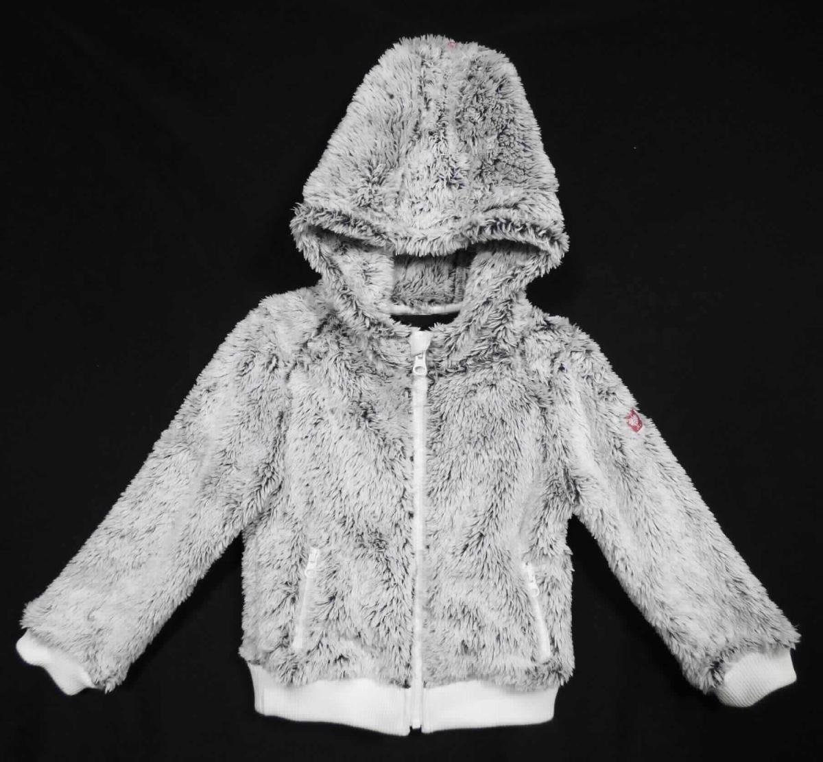 Blouson, sog. e.s. Kapuzenjacke Highloft, Kinder, A3-Art. 7814511, Größe 110/116, Foto siehe Anlage,
- in einem Polybeutel verpackt,
- aus ca. 2,2 mm dicken, buntgewirkten Plüschgewirken (melierte Garne) aus laut Antrag 100 % Polyester 
  (synthetische Chemiefasern),
- über die Taille reichend (Rückenlänge: ca. 41 cm),
- mit einer Kapuze,
- vorn mit einer durchgehenden Öffnung mit Reißverschluss; am Kragenrand mit einer kurzen Überlappung von
  rechts über links (Mädchenkleidung),
- mit langen Ärmeln, die über den unteren Rand des Kleidungsstücks hinausreichen; an den Ärmelenden mit gerippt 
  gewirkten Bündchen verengt,
- mit zwei eingesetzten Taschen mit Reißverschluss unterhalb der Taille,
- am unteren Rand mit einem angesetzten, gerippt gewirkten, verengenden Bund,
- erfüllt die Merkmale zur Einreihung als Blouson, somit keine Jacke oder Strickjacke.

"Blouson, aus Gewirken, für Mädchen, aus Chemiefasern"