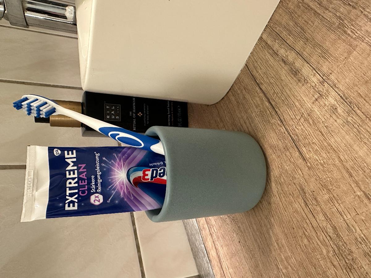 Anderer keramischer Toilettengegenstand, sog. Zahnputzbecher, Foto siehe Anlage,
- grüner, fein gesprenkelter, glasierter, zylinderförmiger, dickwandiger Zahnputzbecher,
- in den Abmessungen: ca. 6,3 cm (Durchmesser) x 7,7 cm (Höhe),
- keramisches Erzeugnis; nach der Formgebung gebrannt; tonmineralhaltiges Material enthaltend,
- lt. Antrag aus Steingut,
- zur Verwendung als Zahnputzbecher im Badezimmer bestimmt.

"Anderer keramischer Toilettengegenstand (Zahnputzbecher), aus Steingut"