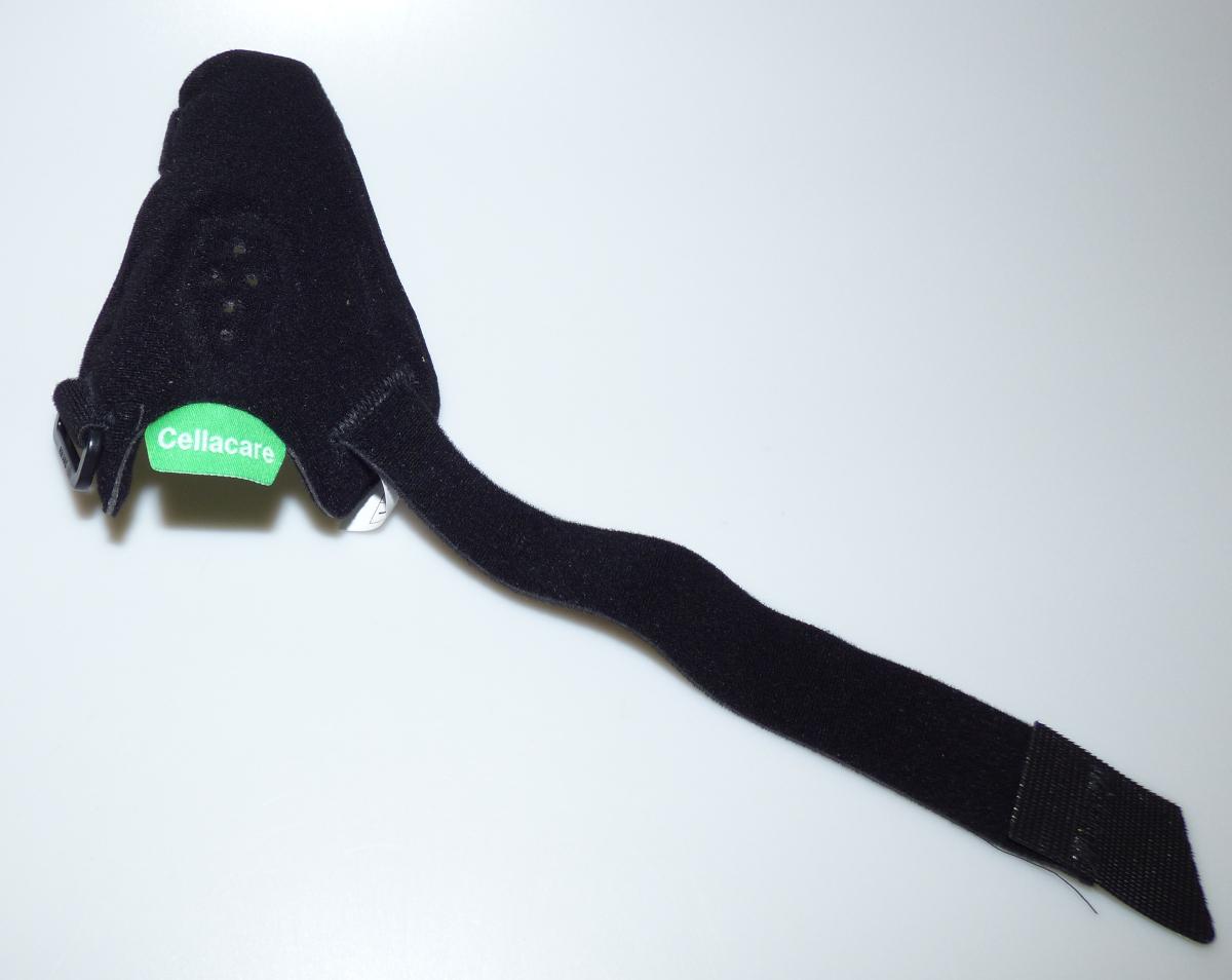Daumenorthese, sog. Cellacare Rhizo Classic, im Wesentlichen bestehend aus einer ca. 14 cm langen, veloursartigen Vorrichtung aus unelastischen Spinnstoffen, die mittels unelastischer Klettverschlussbänder um den Daumen und den Handteller herum (mit Umkehröse) befestigt wird. Die Orthese ist im Bereich des Daumensattelgelenks mit einem integrierten, anatomisch vorgeformten, individuell anformbaren, A-förmigen Stabilisierungselement aus Aluminium ausgestattet.
Äußere Form: Siehe Abbildung in der Anlage.
Die Orthese umschließt den Daumen lateral und dient zum Stützen und Halten (Stabilisierung und Bewegungseinschränkung) bzw. zur Immobilisierung des Daumengrund- und/oder -sattelgelenks, u.a. bei posttraumatischen und postoperativen Zuständen im Daumengrund- und/oder im Daumensattelgelenk, ulnarer Bandverletzung (Skidaumen), chronischer Instabilität der Daumengelenke sowie bei degenerativen Veränderungen im Daumengrund- und/oder Daumensattelgelenk (scapho-trapezio-trapezoid Arthrose, Rhizarthrose).

Die Ware, welche mit einer Gebrauchsanweisung in einem bedruckten Pappkarton verpackt ist, ist als "orthopädische Vorrichtung für Menschen" einzureihen.