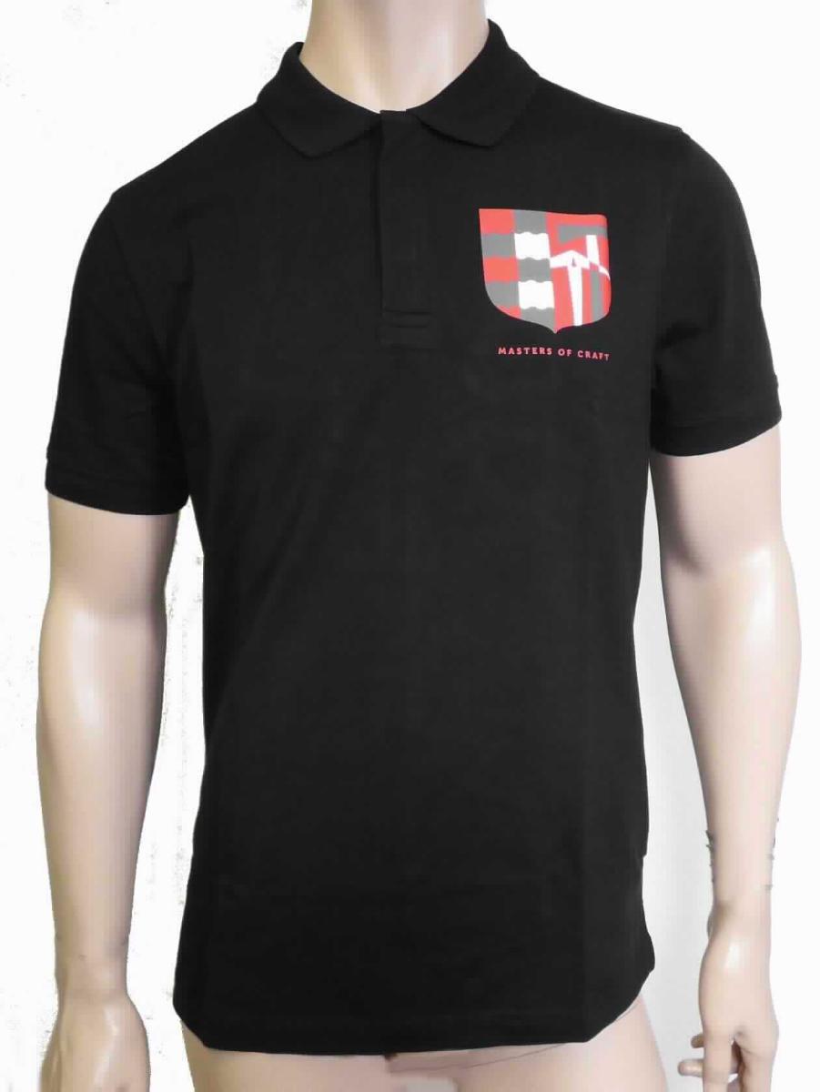 Hemd, sog. e.s.Polo-Shirt Master of Craft, A3-Art. 2134039, Größe S, Foto siehe Anlage,
- in einem Polybeutel verpackt, 
- aus ca. 0,6 mm dicken, einfarbigen Gewirken aus laut Antrag 95 % Baumwolle und 5 % Elasthan (synthetische 
  Chemiefasern); mit durchschnittlich mehr als 10 Maschen je linearen Zentimeter in jeder Richtung,
- über die Taille reichend (Rückenlänge: ca. 70 cm),
- mit einem Umlegekragen,
- vorn mit einer kurzen Öffnung mit Knopfverschluss von links über rechts (Männerkleidung),
- mit kurzen Ärmeln,
- im Brustbereich mit einem Aufdruck verziert,
- am unteren Rand durch Umschlagen und Festnähen gesäumt; mit ca. 5 cm langen Seitenschlitzen versehen.

"Hemd, aus Gewirken, für Männer, aus Baumwolle"