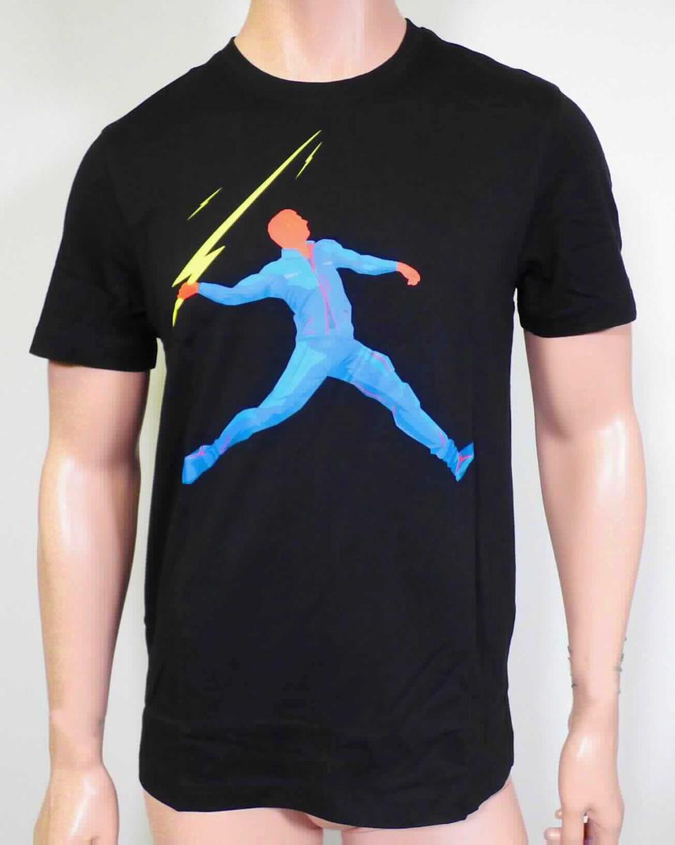 T-Shirt, sog. e.s. T-Shirt Team 2020, A3-Art. 21380/1/2/3/4/5, Größe S, Foto siehe Anlage,
- in einem Polybeutel verpackt,
- aus ca. 0,5 mm dicken (leichten), einfarbigen Gewirken aus laut Antrag 100 % Baumwolle,
- über den Schritt reichend (Rückenlänge: ca. 70 cm),
- mit einem runden, leicht halsfernen Ausschnitt,
- ohne Öffnung und ohne Verschluss,
- mit kurzen, enganliegenden Ärmeln,
- auf der Vorderseite mit einem Aufdruck verziert,
- am unteren Rand durch Umschlagen und Festnähen gesäumt.

"T-Shirt, aus Gewirken, aus Baumwolle"