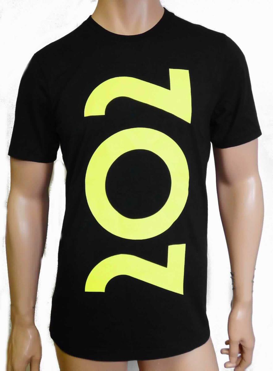 Modisches Unterhemd, sog. T-Shirt e.s.motion 2020, A3-Art. 2128039, Größe S, Foto siehe Anlage,
- in einem Polybeutel verpackt,
- aus ca. 0,6 mm dicken (leichten), einfarbigen Gewirken aus laut Antrag 95 % Baumwolle und 5 % Elasthan  
  (synthetische Chemiefasern),
- über den Schritt reichend (Rückenlänge: ca. 72 cm),
- mit einem runden Ausschnitt,
- ohne Öffnung und ohne Verschluss,
- mit kurzen, nicht enganliegenden Ärmeln (somit kein T-Shirt),
- auf der Vorder- und Rückseite mit Aufdrucken verziert,
- modisch gestaltet; wird unmittelbar auf der Haut getragen,
- am unteren Rand durch Umschlagen und Festnähen gesäumt.

"Unterhemd, aus Gewirken, aus Baumwolle"