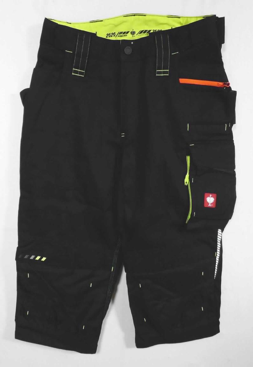 Lange Hose, sog. Piratenhose e.s.motion2020, A3-Art. 6563346, Größe 48, Foto siehe Anlage,
- in einem Polybeutel verpackt,
- aus ca. 0,5 mm dicken, einfarbigen, strapazierfähigen Geweben aus laut Antrag 65 % Polyester (synthetische 
  Chemiefasern) und 35 % Baumwolle,  
- in der Taille abschließend; mit einem angesetzten, teilweise elastischen Bund mit Gürtelschlaufen,
- vorn mit einer Öffnung mit Reißverschluss, verdeckt von einer Patte von links über rechts (Männerkleidung), 
  die im Bund mit einem Knopf geschlossen wird,
- mit verschiedenen ein- und aufgesetzten Taschen,
- vorn im Bereich der Knie mit aufgesetzten "Einschubtaschen" mit Patte und Klettverschluss versehen, hinten mit 
  ca. 31 cm langen Belüftungsschlitzen mit Reißverschluss ausgestattet; unterlegt mit netzartig durchbrochenen 
  Gewirken,
- mit aufgedruckten, reflektierenden Streifen versehen,
- mit 3/4-langen Hosenbeinen, die die Knie vollständig bedecken (Seitenlänge: ca. 78 cm),
- an den Beinabschlüssen durch Umschlagen und Festnähen gesäumt,
- lässt erkennen, dass sie dazu bestimmt ist, ausschließlich oder hauptsächlich zum (körperlichen oder 
  hygienischen) Schutz anderer Kleidungsstücke und/oder Personen bei Ausübung einer Gewerbe-, Berufs- 
  oder Haushaltstätigkeit getragen zu werden.

"Lange Hose, aus Geweben, für Männer, aus synthetischen Chemiefasern, Arbeits- und Berufskleidung"