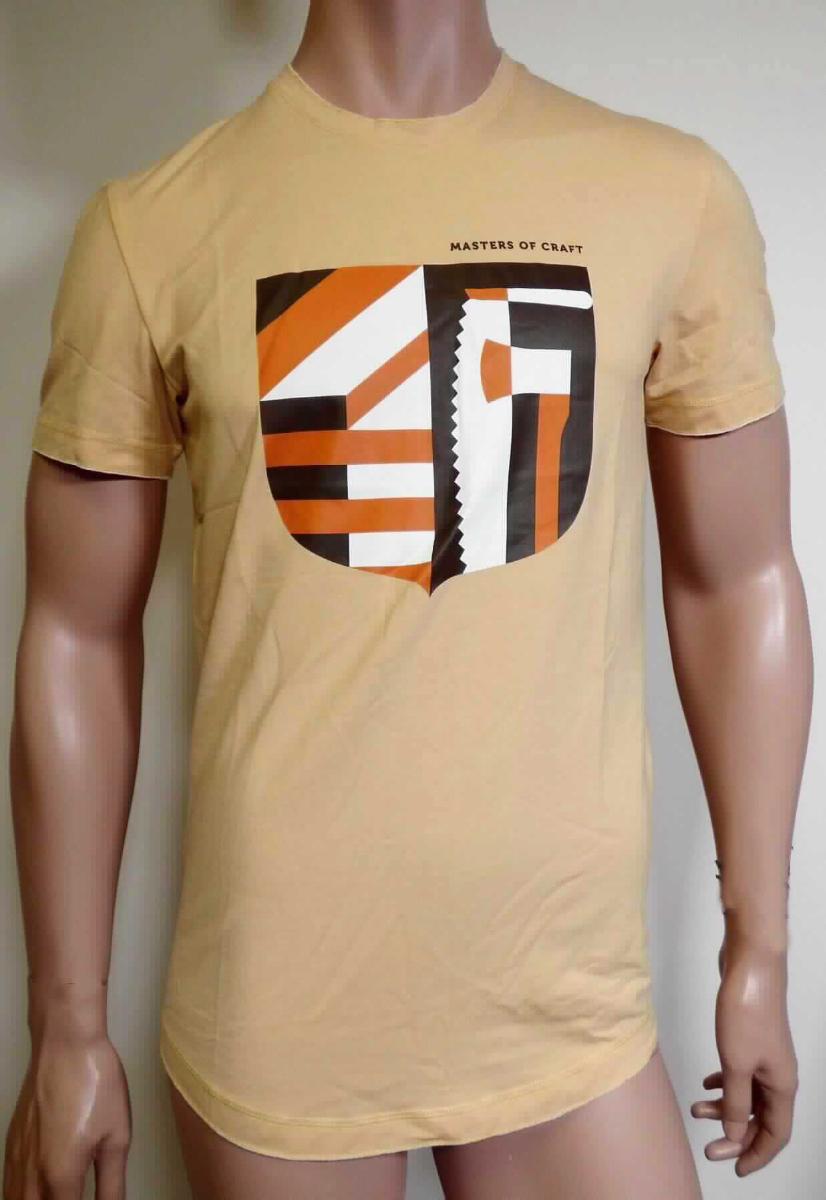 T-Shirt, sog. e.s.T-Shirt Masters of Craft, A3-Art. 2133039, Größe S, Foto siehe Anlage,
- in einem Polybeutel verpackt,
- aus ca. 0,6 mm dicken (leichten), einfarbigen Gewirken aus laut Antrag 58 % Baumwolle, 38 % Polyester und 
  4 % Elasthan (beides synthetische Chemiefasern),
- über den Schritt reichend (Rückenlänge: ca. 72 cm),
- mit einem runden, halsnahen Ausschnitt,
- ohne Öffnung und ohne Verschluss,
- mit kurzen, enganliegenden Ärmeln,
- auf der Vorderseite mit einem Aufdruck verziert,
- am unteren Rand gesäumt.

"T-Shirt, aus Gewirken, aus Baumwolle"