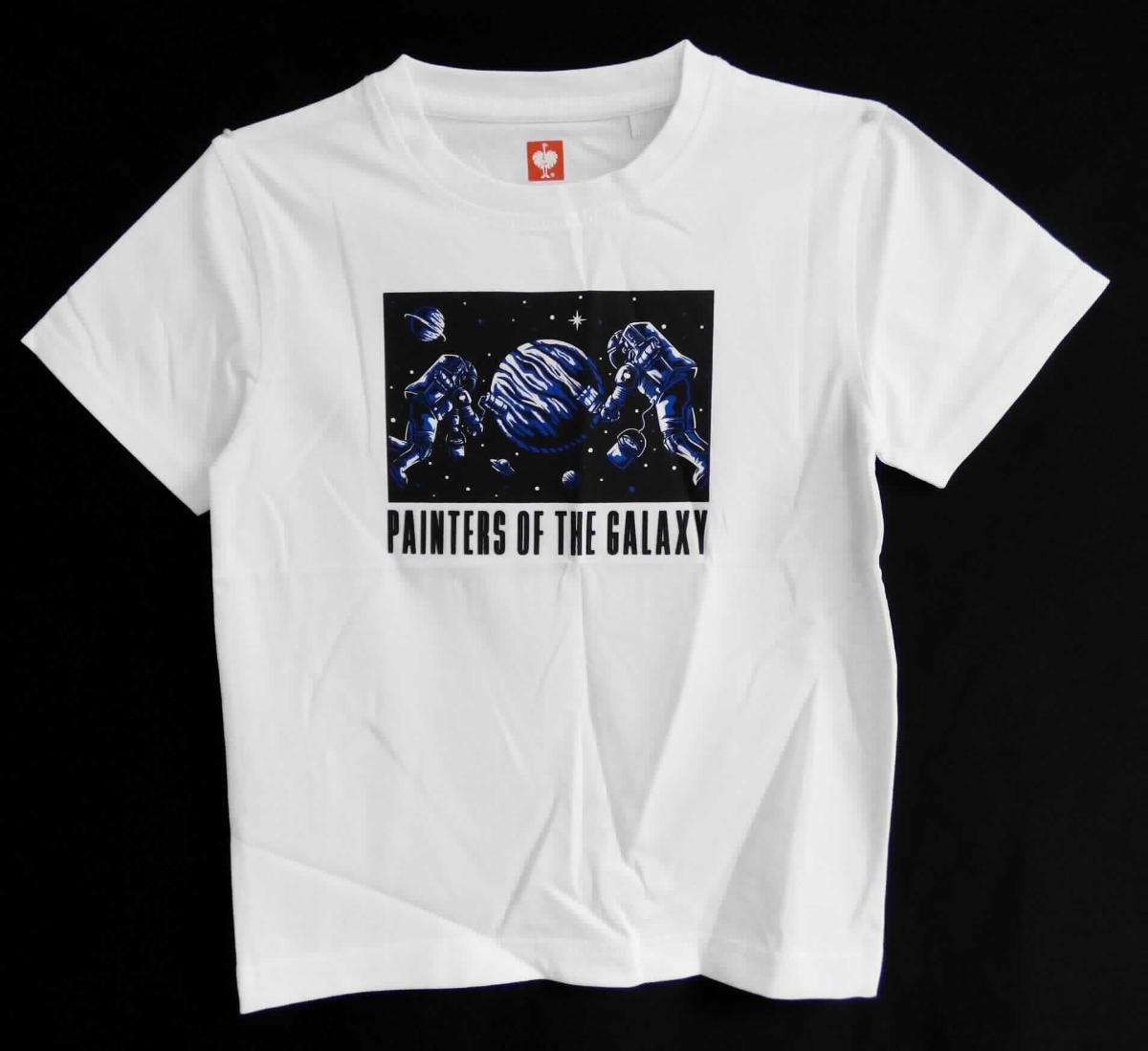 Modisches Unterhemd, sog. e.s. T-Shirt Mission 2020, Kinder, A3-Art. 2141011, Größe 110/116, Foto siehe Anlage,
- in einem Polybeutel verpackt,
- aus ca. 0,5 mm dicken (leichten), einfarbigen Gewirken aus laut Antrag 95 % Baumwolle und 5 % Elasthan  
  (synthetische Chemiefasern),
- über die Taille reichend (Rückenlänge: ca. 45 cm), 
- mit einem runden Ausschnitt,
- ohne Öffnung und ohne Verschluss,
- mit kurzen, nicht enganliegenden Ärmeln (somit kein T-Shirt),
- auf der Vorderseite mit einem Aufdruck verziert,
- modisch gestaltet; wird unmittelbar auf der Haut getragen,
- am unteren Rand durch Umschlagen und Festnähen gesäumt.

"Unterhemd, aus Gewirken, aus Baumwolle"