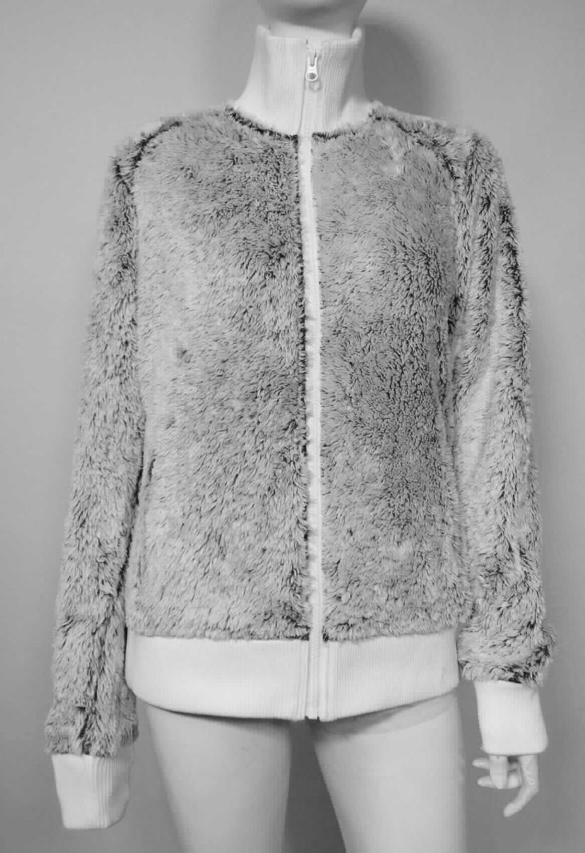 Blouson, sog. e.s.Jacke Highloft Damen, A3-Art. 7814036, Größe S, Foto siehe Anlage,
- in einem Polybeutel verpackt,
- aus ca. 2,2 mm dicken, buntgewirkten Plüschgewirken (melierte Garne) aus laut Antrag 100 % Polyester 
  (synthetische Chemiefasern),
- über die Taille reichend (Rückenlänge: ca. 64 cm),
- mit einem Stehkragen, 
- vorn mit einer durchgehenden Öffnung mit einem bis in die Kragenspitzen reichenden Reißverschluss,
- ohne Hinweise auf den Trägerkreis (unisex),
- mit langen Ärmeln, die über den unteren Rand des Kleidungsstücks hinausreichen; an den Ärmelenden mit gerippt 
  gewirkten Bündchen verengt,
- mit zwei eingesetzten Taschen mit Reißverschluss unterhalb der Taille,
- am unteren Rand mit einem angesetzten, gerippt gewirkten, verengenden Bund,
- erfüllt die Merkmale zur Einreihung als Blouson, somit keine Jacke oder Strickjacke.

"Blouson, aus Gewirken, für Frauen, aus Chemiefasern"