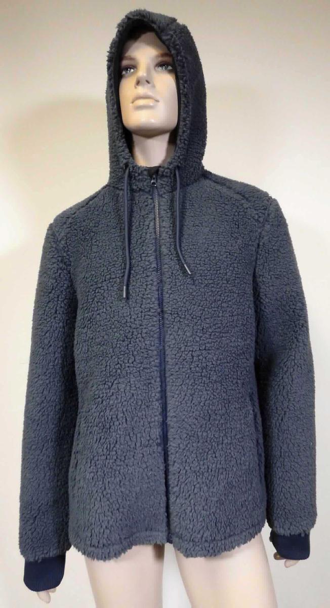 Jacke, sog. e.s.Kapuzenjacke Faserpelz, A3-Art. 7845250, Größe S, Foto siehe Anlage,
- in einem Polybeutel verpackt,
- aus ca. 3 mm dicken, einfarbigen Plüschgewirken aus laut Antrag 100 % Polyester (synthetische Chemiefasern); 
  durch Wirken hergestellt, somit kein künstliches Pelzwerk,
- durchgehend gefüttert, 
- über den Schritt reichend (Rückenlänge: ca. 76 cm),
- mit einer Kapuze mit Tunnelzug,
- vorn mit einer durchgehenden Öffnung mit einem bis an den Kapuzenrand reichenden Reißverschluss, am 
  Kapuzenrand mit einer kurzen Überlappung von rechts über links (Frauenkleidung),
- mit langen Ärmeln; an den Ärmelenden mit gerippt gewirkten Bündchen verengt,
- mit zwei eingesetzten Taschen mit Reißverschluss unterhalb der Taille,
- am unteren Rand gesäumt,
- stellt sich aufgrund der Ausstattung als Jacke dar, somit keine Strickjacke.

"Jacke, aus Gewirken, für Frauen, aus synthetischen Chemiefasern"