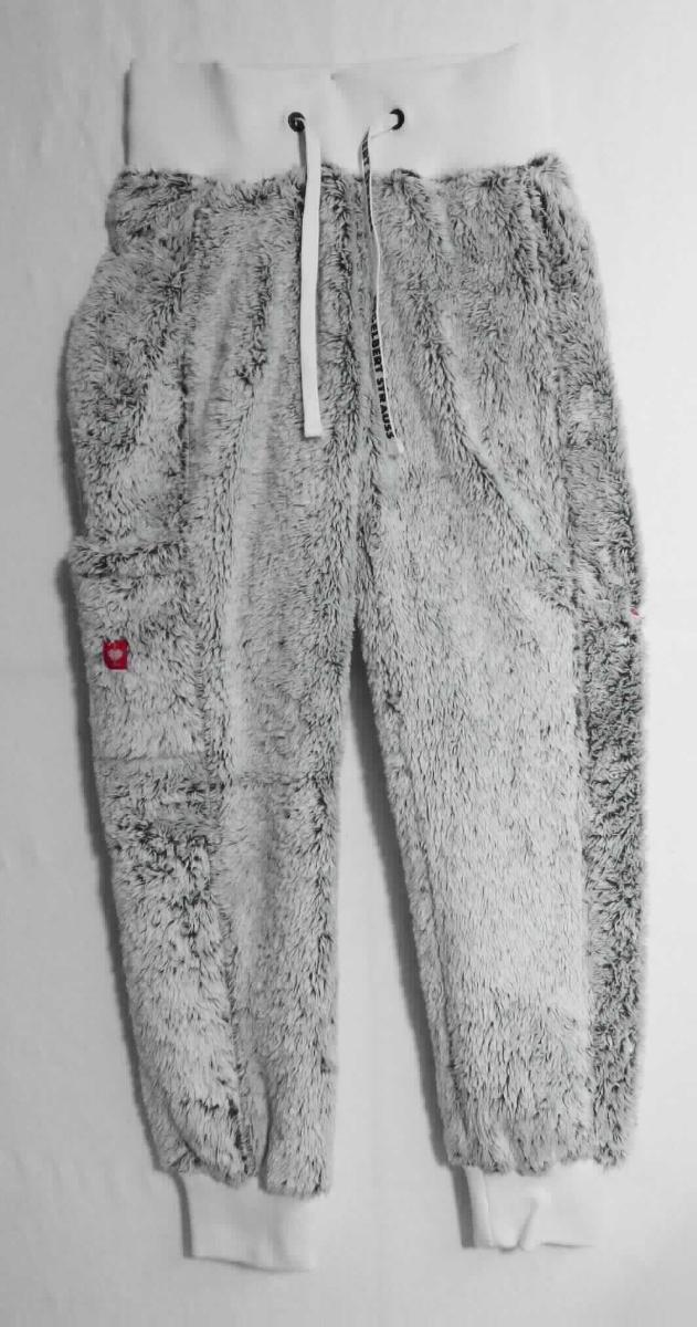 Lange Hose, sog. e.s.Jogger Highloft dreamworker, Damen, A3-Art. 7883536, Größe S, Foto siehe Anlage,
- in einem Polybeutel verpackt,
- aus ca. 2,2 mm dicken, buntgewirkten Plüschgewirken (melierte Garne) aus laut Antrag 100 % Polyester 
  (synthetische Chemiefasern),
- in der Taille abschließend, mit einem angesetzten, ca. 9,5 cm breiten, gerippt gewirkten Taillenbund mit 
  Tunnelzug,
- ohne Öffnung und ohne Verschluss,
- ohne Hinweise auf den Trägerkreis (unisex),
- seitlich mit zwei eingesetzten Taschen sowie im Bereich des Oberschenkels mit einer aufgesetzten Tasche,
- mit langen Hosenbeinen; an den Beinabschlüssen mit angesetzten, gerippt gewirkten Bündchen verengt.

"Lange Hose, aus Gewirken, für Frauen, aus synthetischen Chemiefasern"