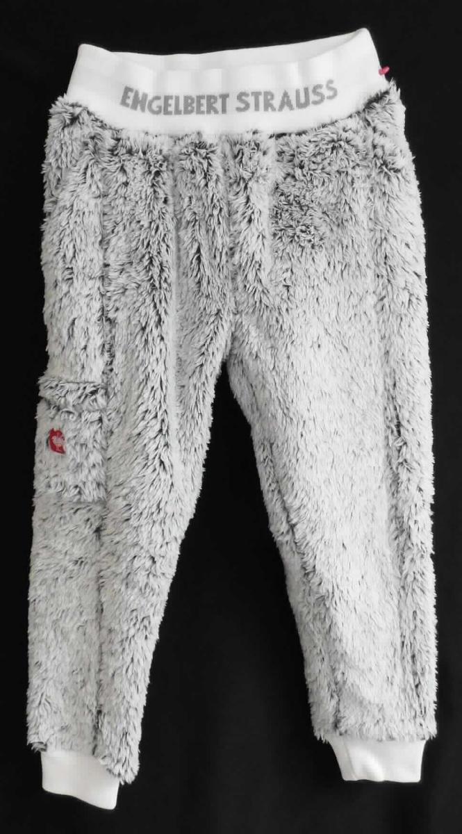 Lange Hose, sog. e.s. Jogger Highloft dreamworker, Kinder, A3-Art. 7884511, Größe 110/116, Foto siehe Anlage,
- in einem Polybeutel verpackt,
- aus ca. 2,2 mm dicken, buntgewirkten Plüschgewirken (melierte Garne) aus laut Antrag 100 % Polyester 
  (synthetische Chemiefasern),
- in der Taille abschließend, mit einem angesetzten, ca. 5 cm breiten, gerippt gewirkten Taillenbund,
- ohne Öffnung und ohne Verschluss,
- ohne Hinweise auf den Trägerkreis (unisex),
- seitlich mit zwei eingesetzten Taschen sowie im Bereich des Oberschenkels mit einer aufgesetzten Tasche,
- mit langen Hosenbeinen; an den Beinabschlüssen mit angesetzten, gerippt gewirkten Bündchen verengt.

"Lange Hose, aus Gewirken, für Mädchen, aus synthetischen Chemiefasern"