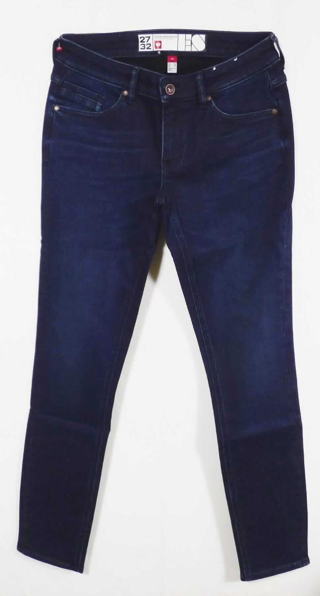 Lange Hose, sog. Winter 5-Pocket-Stretch-Jeans, Damen, A3-Art. 9588736, Größe 36, Foto siehe Anlage,
- in einem Polybeutel verpackt,
- aus ca. 1,2 mm dicken, buntgewebten, einseitig (Innenseite) gerauten Geweben (kein Denim) aus laut Antrag 
  68 % Baumwolle, 30 % Polyester und 2 % Elasthan (beides synthetische Chemiefasern),
- in der Taille abschließend, mit einem ca. 4 cm breiten, angesetzten Bund mit Gürtelschlaufen,
- vorn mit einer Öffnung mit Reißverschluss, verdeckt von einer Patte von links über rechts (Männerkleidung), 
  die im Bund mit einem Knopf geschlossen wird,
- vorn mit zwei eingesetzten, offenen Taschen und einer aufgesetzten, kleinen Tasche sowie mit zwei aufge-
  setzten, offenen Gesäßtaschen,
- mit knöchellangen Hosenbeinen; an den Beinabschlüssen durch Umschlagen und Festnähen gesäumt,
- keine Arbeits- und Berufskleidung.

"Lange Hose, aus Geweben, für Männer, aus Baumwolle, keine Arbeits- und Berufskleidung, andere als in den 
 Unterpositionen 6203 4231 und 6203 4233 genannte"