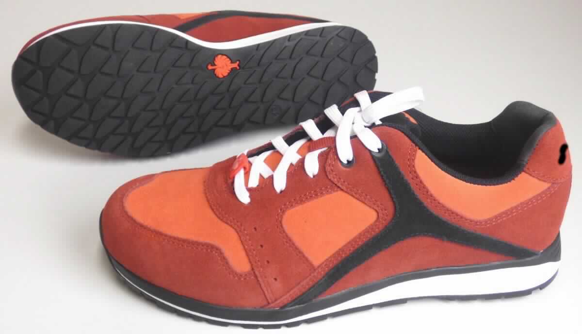 Halbschuhe (lt. Antrag: "Berufsschuhe Salus, Art. 8691041 - e.s. O1", Größe 42, Foto siehe Anlage)
- mit Laufsohlen aus Kunststoff/Kautschuk; ohne Hauptsohle aus Holz,
- mit Oberteil (geschlossenes Blatt) aus Leder,
- auf das Oberteil sind Stücke aus Leder als Verstärkungsteile aufgesetzt,
- mit Schnürsenkelverschluss,
- ohne Metallschutz in der Vorderkappe,
- nicht den Knöchel bedeckend,
- mit einer Länge der Innensohle von ca. 27,8 cm,
- als Männerschuh erkennbar.

"Schuhe mit Laufsohlen aus Kunststoff/Kautschuk und Oberteil aus Leder, andere als in den 
 Unterpositionen 6403 1200 bis 6403 9991 genannte, für Männer"