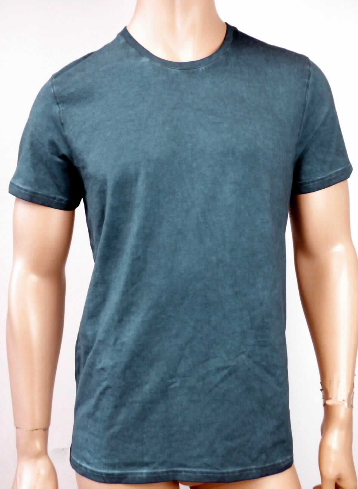 T-Shirt, sog. e.s T-Shirt vintage cotton stretch, A3-Art. 2250039, Größe S, Foto siehe Anlage,
- in einem Polybeutel verpackt,
- aus ca. 0,5 mm dicken (leichten), bedruckten Gewirken aus laut Antrag 95 % Baumwolle und 5 % Elasthan
  (synthetische Chemiefasern),
- über den Schritt reichend (Rückenlänge: ca. 71 cm),
- mit einem runden, halsnahen Ausschnitt, 
- ohne Öffnung und ohne Verschluss,
- mit kurzen, eng anliegenden Ärmeln,
- am unteren Rand durch Umschlagen und Festnähen gesäumt.

"T-Shirt, aus Gewirken, aus Baumwolle"