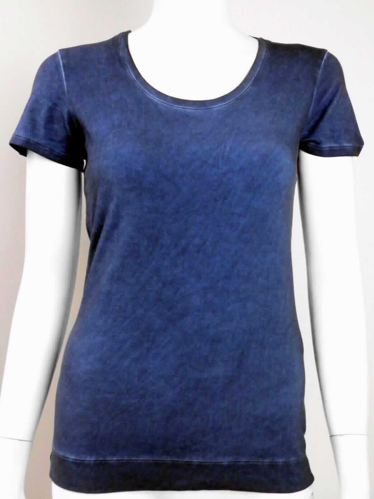 T-Shirt, sog. e.s T-Shirt vintage cotton stretch, Damen, A3-Art. 2255034, Größe S, Foto siehe Anlage,
- in einem Polybeutel verpackt,
- aus ca. 0,5 mm dicken (leichten), bedruckten Gewirken aus laut Antrag 95 % Baumwolle und 5 % Elasthan
  (synthetische Chemiefasern),
- über die Taille reichend (Rückenlänge: ca. 60 cm),
- mit einem runden, leicht halsfernen Ausschnitt, 
- ohne Öffnung und ohne Verschluss,
- mit kurzen, eng anliegenden Ärmeln,
- am unteren Rand durch Umschlagen und Festnähen gesäumt.

"T-Shirt, aus Gewirken, aus Baumwolle"