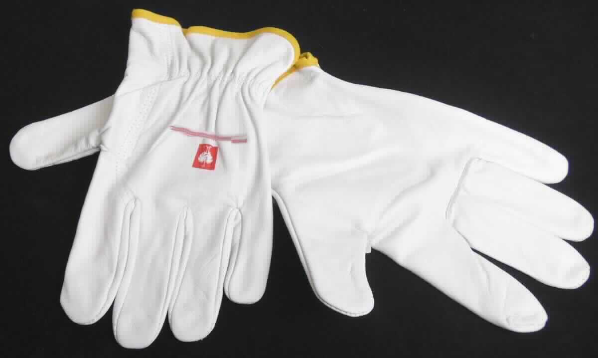 Bekleidungszubehör aus Leder (Schutzhandschuhe), sog. Nappaleder-Fahrer-Handschuhe Driver, A3-Art. 
7640559, Abbildung siehe Anlage, 
- als Fünffingerhandschuhe gearbeitet, 
- aus Leder (lt. Antrag Nappaleder), 
- mit einer Einfassung an der Öffnung aus Spinnstoffen, 
- auf dem Handrücken mit einem roten Firmenaufdruck versehen, 
- ungefüttert, 
- in Höhe des Handgelenks mit einem eingenähten, elastischen Band, 
- stellt sich aufgrund der Verarbeitung und Ausstattung als Schutzhandschuhe für alle Berufe dar (einfachen Ver- 
  arbeitung, Art des Leders und eingenähtes Etikett mit dem Hinweis auf die Norm EN 388 -Mechanische Risiken 
  für Schutzhandschuhe-).

"Bekleidungszubehör, aus Leder, Fingerhandschuhe, Schutzhandschuhe für alle Berufe"