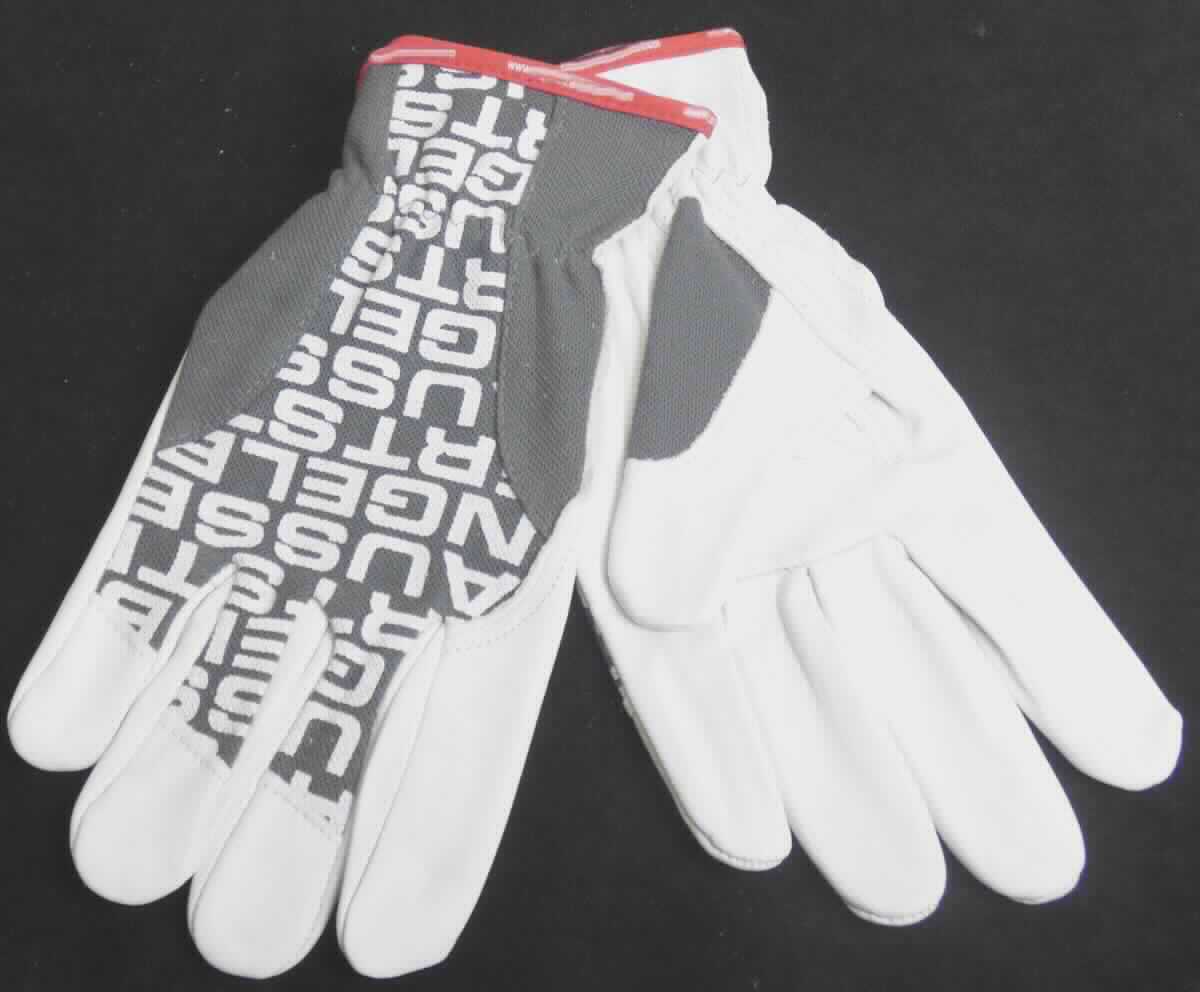 Bekleidungszubehör aus Leder (Schutzhandschuhe), sog. Nappaleder-Fahrer-Handschuhe, A3-Art. 7644409, 
Abbildung siehe Anlage, 
- als Fünffingerhandschuhe gearbeitet, 
- im Bereich der Handinnenseite, im Bereich der Fingerzwischenräume und im Bereich der Handaußenseite
  der Zeigefinger und die Fingerspitzen von Mittel-, Ring- und kleinem Finger aus Leder (laut Antrag aus
  Rindsnappaleder),
- in den restlichen Bereichen aus bedruckten Gewirken aus Spinnstoffen, 
- mit einer Einfassung an der Öffnung aus Spinnstoffen, 
- ungefüttert, 
- in Höhe des Handgelenks mit einem eingenähten, elastischen Band,
- das Leder bestimmt den wesentlichen Charakter der aus verschiedenen Stoffen zusammengesetzten Ware,
- stellt sich aufgrund der Verarbeitung und Ausstattung als Schutzhandschuhe für alle Berufe dar (einfachen Ver- 
  arbeitung, Art des Leders und eingenähtes Etikett mit dem Hinweis auf die Norm EN 388 -Mechanische Risiken 
  für Schutzhandschuhe-).

"Bekleidungszubehör, aus Leder, Fingerhandschuhe, Schutzhandschuhe für alle Berufe"