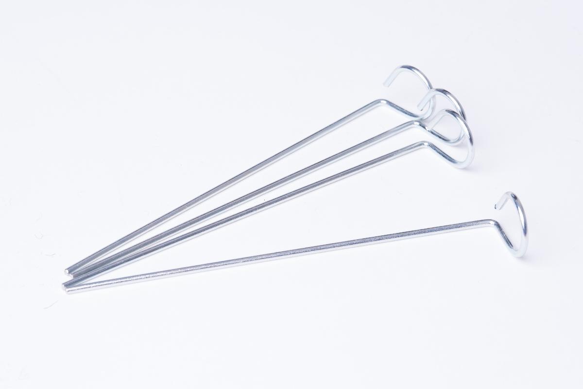 Es handelt sich um 15 cm lange Erzeugnisse aus Stahldraht (Querschnittsabmessung: etwa 2 mm), die an einem Ende nahezu ringförmig umgebogen und an dem anderen Ende stumpf ausgearbeitet sind.
Die Waren werden in den Boden eingebracht und dienen der Befestigung von z. B. Folien, Planen, Winterschutzmatten, Wintervlies und dergleichen. Die Erzeugnisse sind zu 4 Stück in einem Kunststoffbeutel mit bedrucktem Pappanhänger verpackt.
- Antragstellerangaben -

Abbildung siehe Anlage.

Derartige Erzeugnisse gehören als "andere, den Nägeln ähnliche Waren aus Stahldraht" zur Codenummer 7317 0060 00 0 des Zolltarifs.