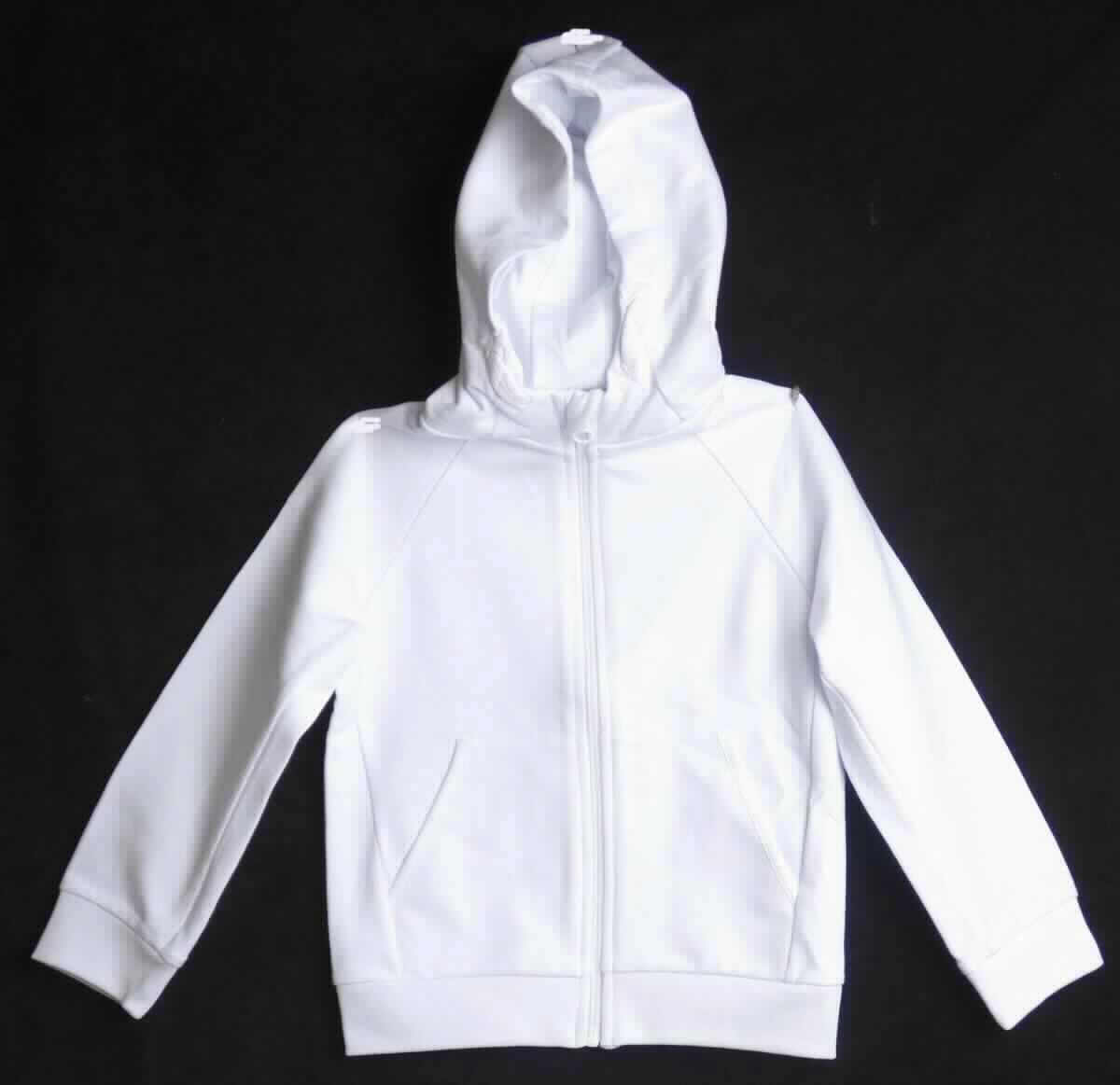 Blouson, sog. e.s. Hoody-Sweatjacke cotton stretch, Kinder, A3-Art. 2304011, Größe 110/116, Foto siehe Anlage,
- in einem Polybeutel verpackt,
- aus ca. 0,8 mm dicken, einfarbigen, Gewirken aus laut Antrag 95 % Baumwolle und 5 % Elasthan (synthetische 
  Chemiefasern),
- über die Taille reichend (Rückenlänge: ca. 41 cm),
- mit einer angesetzten Kapuze,
- vorn mit einer durchgehenden Öffnung mit einem bis in die Kragenspitzen reichenden Reißverschluss; am 
  Kragenrand mit einer kurzen Überlappung von rechts auf links (Mädchenkleidung),
- mit langen Ärmeln, die über den unteren Rand des Kleidungsstücks hinausreichen; an den Ärmelenden
  mit angesetzten, doppelt gearbeiteten, leicht verengenden Bündchen,
- vorn mit zwei aufgesetzten, offenen Taschen unterhalb der Taille,
- am unteren Rand mit einem angesetzten, doppelt gearbeiteten, verengenden Bund,
- erfüllt die Merkmale zur Einreihung als Blouson, somit keine Jacke oder Strickjacke.

"Blouson, aus Gewirken, für Mädchen, aus Baumwolle"