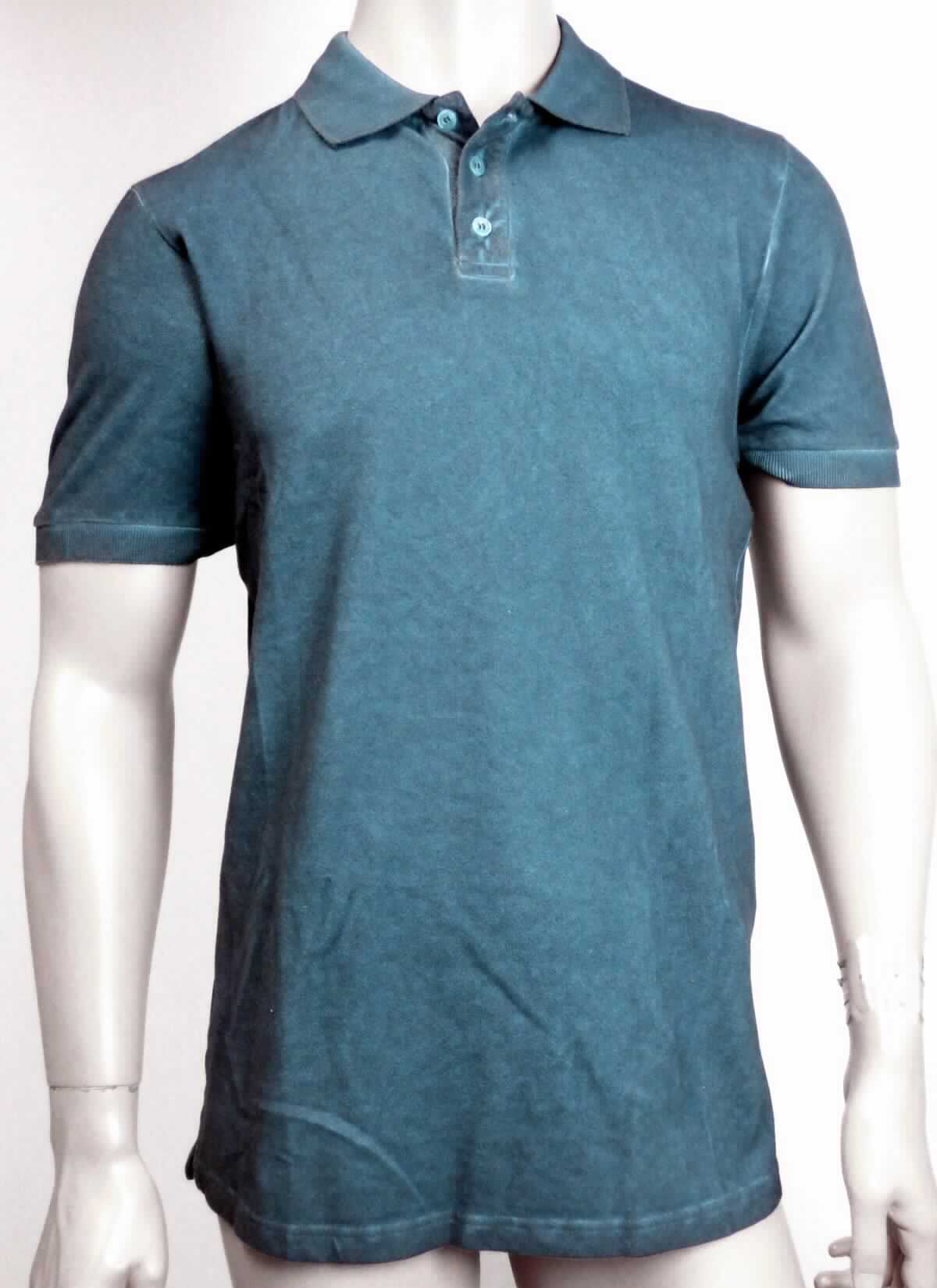 Hemd, sog. e.s Polo-Shirt vintage cotton stretch, A3-Art. 2251039, Größe S, Foto siehe Anlage,
- in einem Polybeutel verpackt,
- aus ca. 0,7 mm dicken, bedruckten Gewirken aus laut Antrag 95 % Baumwolle und 5 % Elasthan (synthetische 
  Chemiefasern); mit durchschnittlich mehr als 10 Maschen je linearen Zentimeter in jeder Richtung,
- über den Schritt reichend (Rückenlänge: ca. 72 cm),
- mit einem Umlegekragen,
- vorn mit einer nicht durchgehenden Öffnung mit Knopfverschluss von links über rechts (Männerkleidung),
- mit kurzen Ärmeln; mit gerippt gewirkten Bündchen an den Ärmelenden,
- am unteren Rand durch Umschlagen und Festnähen gesäumt; mit ca. 3 cm langen Seitenschlitzen versehen.

"Hemd, aus Gewirken, für Männer, aus Baumwolle"