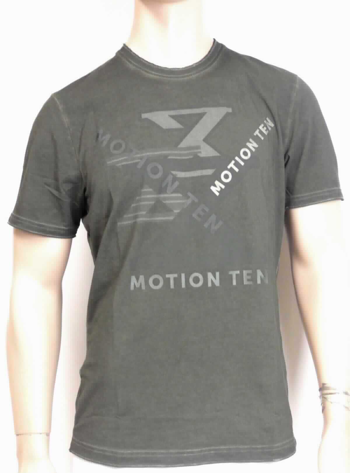T-Shirt, sog. T-Shirt e.s. motion ten, Größe S, Foto siehe Anlage,
- in einem Polybeutel verpackt,
- aus ca. 0,5 mm dicken (leichten), bedruckten Gewirken aus laut Antrag 95 % Baumwolle und 5 % Elasthan 
  (synthetische Chemiefasern),
- über den Schritt reichend (Rückenlänge: ca. 70 cm),
- mit einem runden, halsnahen Ausschnitt, 
- ohne Öffnung und ohne Verschluss,
- mit kurzen, eng anliegenden Ärmeln,
- auf der Vorderseite mit einem großflächigen Aufdruck verziert,
- am unteren Rand gesäumt.

"T-Shirt, aus Gewirken, aus Baumwolle"