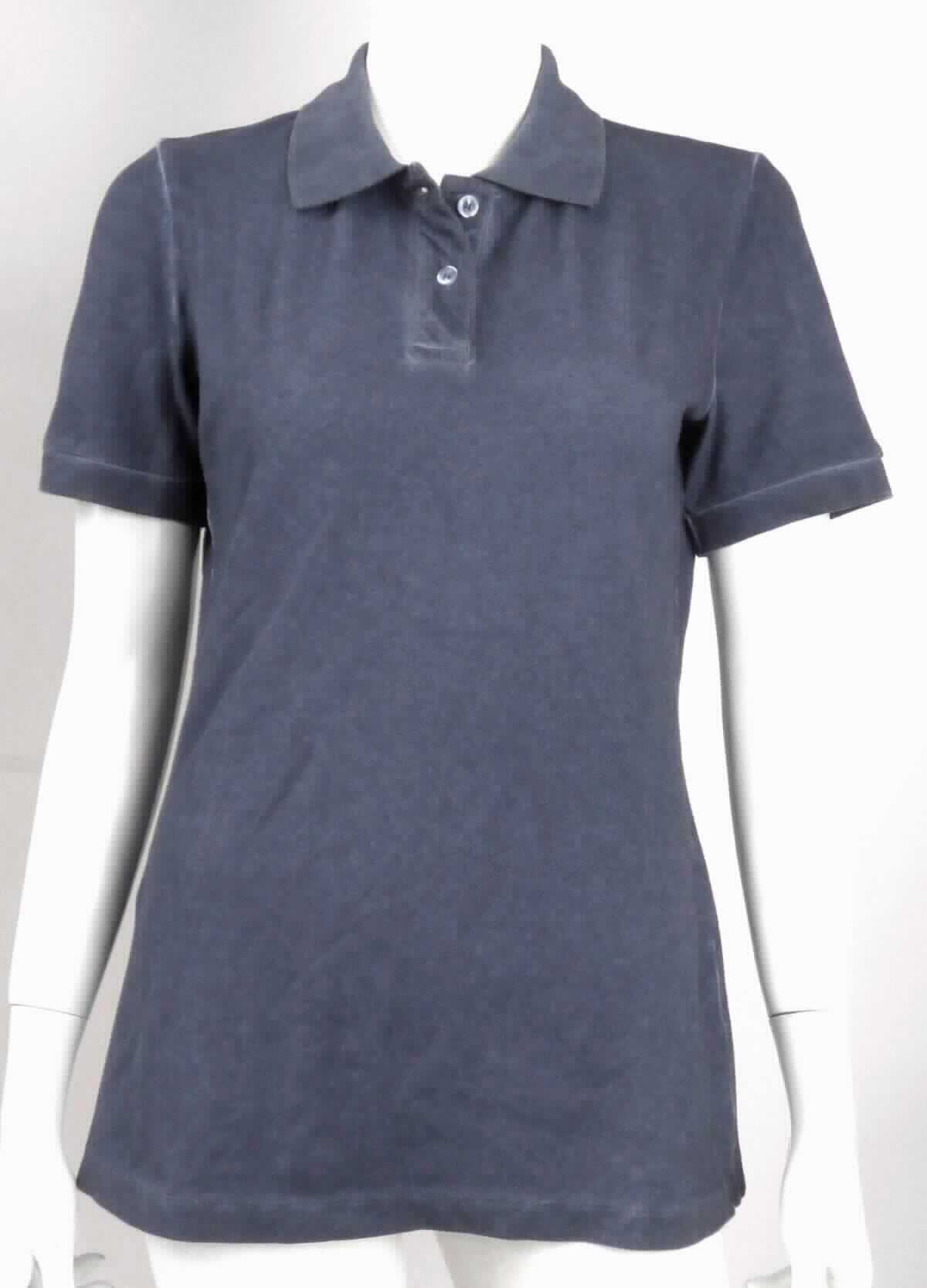 Hemdbluse, sog. e.s. Polo-Shirt vintage cotton stretch, Damen, A3-Art. 2256034, Größe S, Foto siehe Anlage,
- in einem Polybeutel verpackt,
- aus ca. 0,7 mm dicken, bedruckten Gewirken aus laut Antrag 95 % Baumwolle und 4 % Elasthan (synthetische
  Chemiefasern); mit durchschnittlich mehr als 10 Maschen je linearen Zentimeter in jeder Richtung,
- über die Taille reichend (Rückenlänge: ca. 64 cm),
- mit einem Umlegekragen,
- vorn mit einer nicht durchgehenden Öffnung mit Knopfverschluss von rechts über links (Frauenkleidung),
- mit kurzen Ärmeln; mit gerippt gewirkten Bündchen an den Ärmelenden,
- am unteren Rand durch Umschlagen und Festnähen gesäumt; mit ca. 2,5 cm hoch reichenden Seitenschlitzen,
- den Hemden für Männer entsprechend zugeschnitten.

"Hemdbluse, aus Gewirken, für Frauen, aus Baumwolle"