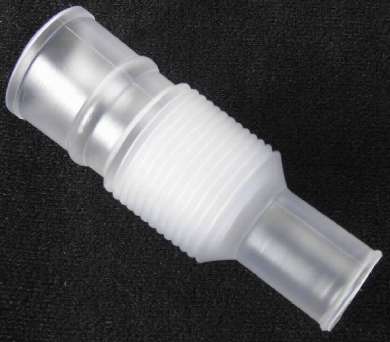 Angaben des Antragstellers:
Gänsegurgel, expandierbar
Gemäß Produktbeschreibung handelt es sich um eine expandierbare Tubusverlängerung (Gesamtlänge max. 13 cm) aus Polypropylen, welche als Verbindungsstück zwischen einem Beatmungssystem und dem Patienten eingesetzt wird. Das Produkt hat einen männlichen geräteseitgen Anschluss (Innendurchmesser ca. 15 mm) und einen weiblichen patientenseitigen Anschluss (Innendurchmesser ca. 22 mm).

Feststellungen an einem Warenmuster: 
Es wurde ein transparentes, farbloses, ausziehbares (Gesamtlänge variierbar von ca. 7 bis 13 cm) und biegsames Verbindungsstück aus Kunststoff vorgelegt, welches einseitig zu einer ca. 22 mm breiten Öffnung und auf der anderen Seite zu einer ca. 15 mm breiten Öffnung ausgeformt ist. Das Verbindungsstück ist steril verpackt und mit Produktinformationen versehen.

Befund:
Es liegt ein Verbindungsstück aus Kunststoff im Sinne der Position 3917 vor.