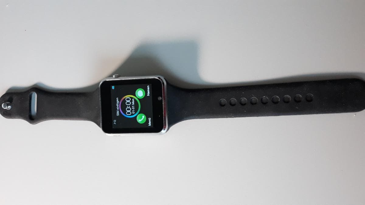 Mobiltelefon in Form einer Armbanduhr (Abbildung siehe Anlage)
- aus einem Funksende- und -empfangsmodul für Mobilfunk, Prozessor, Systemspeicher, Laut-
  sprecher, Mikrofon, Sende- und Empfangsgerät für Bluetooth, Kamera, Videoaufnahme- und
  -wiedergabegerät, Audiospieler, Akkumulator sowie einem Uhrenmodul und einem Schrittzähler
  in einem Armbanduhrengehäuse aus Metall und Kunststoff (Abmessungen: ca. 47 x 40 x 13 mm),
  mit Silikonarmband, berührungsempfindlicher Oberfläche (Touchscreen), SIM-Kartenschacht,
  TF-Speicherkartenschacht, Micro-USB-Schnittstelle und Bedienknopf,
- zum Senden und Empfangen von Informationen über das Mobilfunknetz (u.a. Telefongespräche,
  SMS, MMS) - kennzeichnende Haupttätigkeit - zum Empfangen, Konvertieren und Senden
  von Signalen im Bluetooth-Standard, zur Aufnahme von Bildern und Videos über Kamera, zum Auf-
  zeichnen, Speichern und Wiedergeben von Tönen, Bildern und Videos in verschiedenen Formaten,
  zum Speichern, Umwandeln und Wiedergeben von Audio-Dateien verschiedener Formate in hörbarer
  Form sowie zur Verwendung als Uhr und als Schrittzähler,
- zusammen mit Beipack (USB-Ladekabel, Bedienungsanleitung) in einer gemeinsamen Verkaufs-
  umschließung.
Das Mobiltelefon in Form einer Armbanduhr bestimmt in Bezug auf die Bedeutung für die Verwen-
dung den Charakter der zusammengesetzten Ware und der Warenzusammenstellung.

"Fernsprechapparat, Telefon für zellulare Netzwerke (Kombination aus Mobiltelefon - kennzeichnende
Haupttätigkeit – Kommunikationsapparat, Kamera, Videogerät und Audiospieler, zusammengesetzt mit
nicht charakterbestimmender Uhr und nicht charakterbestimmendem Schrittzähler, in Warenzusammen-
stellung in Aufmachung für den Einzelverkauf mit nicht charakterbestimmendem Beipack)"