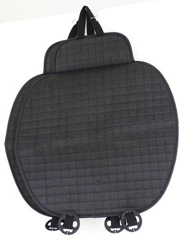 Autositzauflage, sog. Autos Sitzkissen, 2er-Set, Artikel-Nr. 73170, Foto siehe Anlage,
- zwei Stück in einem Polybeutel verpackt,
- annähernd oval, laut Antrag mit den Abmessungen (L x B) von 51 cm x 52 cm,
- laut Untersuchungsergebnis mit einer Sitzfläche aus einem mehrlagigen, durch Steppen
  abgeteilten Verbunderzeugnis der Position 5811:
-- mit einer Außenlage (Schauseite) aus einfarbigen, einseitig (Außenseite) mit Zellkunststoff
   überzogenen, dichten und gerauten Gewirken der Position 5903, 
-- mit einer Zwischenlage aus Schaumkunststoff,
-- mit einer Innenlage aus dünnen Vliesstoffen,
-- insbesondere im Hinblick auf das äußere Erscheinungsbild bestimmen die Gewirke der
   Position 5903 den Charakter des Verbunderzeugnisses,
- mit einer Auflagefläche aus einfarbigen, punktuell rutschhemmend bedruckten Gewirken,
- vorn mit einer angenähten, offenen Tasche aus dem o. g. Verbunderzeugnis,
- alle textilen Erzeugnisse bestehen aus Spinnstoffen,
- zur Befestigung am Autositz mit drei elastischen Gewebebändern (zwei mit jeweils einem
  aufgeschobenen, nahezu runden Formteil aus Kunststoff, eines mit einem Haken aus unedlem
  Metall) ausgestattet,
- an allen Rändern mit einer Randeinfassung versehen,
- durch Zusammennähen konfektioniert,
- wird zusätzlich als Auflage auf einen Autositz gelegt; stellt sich als Zubehör für einen Autositz dar
  und wird damit nicht vom Warenkreis der Position 9401 erfasst,
- nach Art der Ware keine den Bettausstattungen ähnliche Ware der Position 9404.

"Andere Ware zur Innenausstattung (Autositzauflage), aus Spinnstoffen, keine Ware der
 Position 9404, aus Gewirken"
