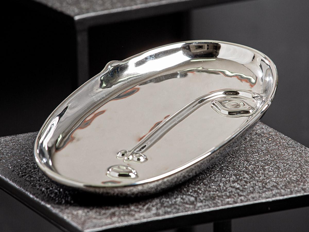 Anderes keramisches Geschirr, sog. Deko Gesichtsteller "Viso", Foto siehe Anlage,
- ovaler, glasierter, silberfarbener Teller (mit den Konturen von Auge Mund und Nase),
- in den Abmessungen: ca. 18,3 cm (Breite) x 3 cm (Höhe) x 30,5 cm (Tiefe),
- keramisches Erzeugnis; nach der Formgebung gebrannt; tonmineralhaltiges
  Material enthaltend,
- lt. Antrag aus Steingut,
- die Verwendung als Gebrauchsgegenstand bei Tisch wird durch die Form und den
  eingelassenen Konturen weder ausgeschlossen noch eingeschränkt, somit keine
  Einreihung als Ziergegenstand in die Position 6913.

"Anderes keramisches Geschirr (Teller), aus Steingut"