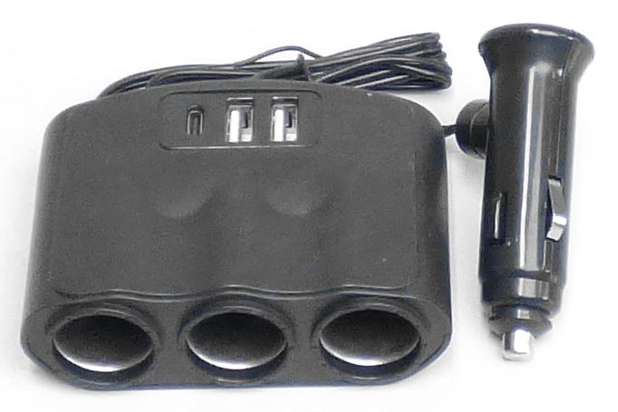 Isoliertes elektrisches Kabel, sog. "Verteiler 6-fach 12V",  in Form einer zusammengesetzten Ware, im Wesentlichen bestehend aus
- einem Gleichstromumformer in einem spezifischen Kunststoffgehäuse mit drei Bordspannungssteckdosen, zwei USB-A-Buchsen und einer USB-C-Buchse, zum Umwandeln einer Eingangsgleichspannung von 12 - 24 Volt  in Ausgangsgleichspannungen von 5 Volt je USB-Port und 
- einem isolierten, elektrischen, ca. 60 cm langen Rundkabel mit einem Bordspannungsstecker,
- für eine Spannung von weniger als 1000 Volt,
- zusammen mit einem Klebepad (De-minimis-Regel) in einer Blisterverpackung aufgemacht, 
- zur Verwendung in Kraftfahrzeugen als Stromzuleitung ggf. nach Spannungsumformung für verschiedene elektrische Geräte mit entsprechenden Anschlüssen.
Ein charakterbestimmender Bestandteil der zusammengesetzten Ware ist nicht feststellbar. Sie wird daher in die zuletzt genannte der gleichermaßen in Betracht kommenden Positionen eingereiht.

Die zusammengesetzte Ware ist als "isoliertes elektrisches Kabel, keine Ware der Unterpositionen (HS) 8544 11 bis 8544 30, für eine Spannung von 1000 Volt oder weniger, mit Anschlussstücken versehen, nicht von den TARIC-Unterpositionen 8544 4210 00 bis 8544 4290 80 erfasst" einzureihen.