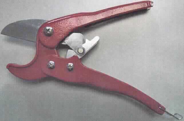 "Rohrschere";

- mit freiem Arm zu handhabender Rohrschneider mit Klinge (arbeitender Teil) aus Stahl 
  und Griff aus Aluminium

- der Griff und das zur Rohraufnahme ausgeformte "Klingengegenstück" sind mit einem 
  farbigen Überzug versehen

- mit einem Feststell- und Betätigungsmechanismus mit Zahnung versehen

- zum Schneiden von Kunststoffrohren u. ä. bestimmt

(Angaben lt. Antragsteller)

Abbildung siehe Anlage.

Derartige Erzeugnisse gehören als "Rohrschneider mit Klinge aus unedlem Metall" zur 
Codenummer 8203 4000 00 0 des Zolltarifs.