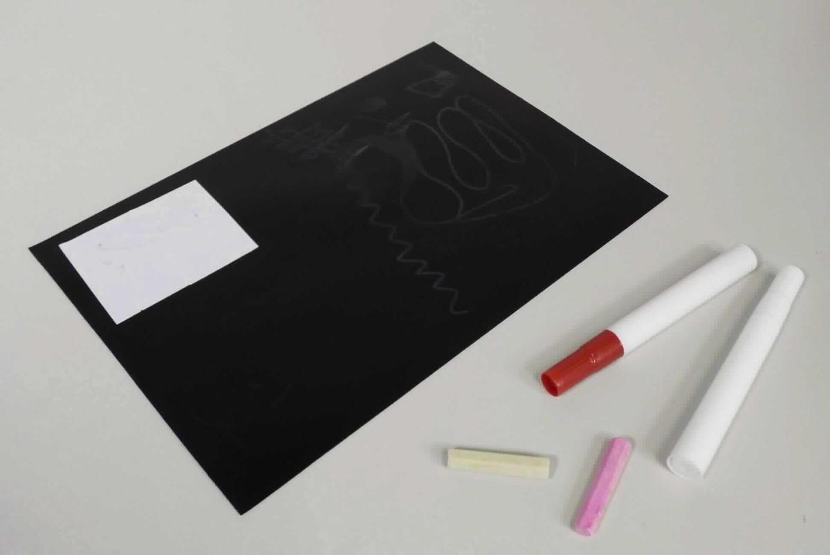 Beschreibbares und magnetisches Vinyl-Tafelfolie-Set (Abbildung siehe Anlage),
- mit einer beschreibbaren Folie und einer weichmagnetischen Schicht, einer
  Klebeschicht sowie einer abziehbaren Schutzfolie (Abmessung: 50 x 70 cm),
- zur Beschriftung mit Kreide sowie zum Befestigen von Gegenständen,
- zusammen mit Beipack (zwei Kreidestiften sowie einem Radiertuch) in einer 
  gemeinsamen Verkaufsumschließung.
Die Magnetfolie bestimmt den Charakter des Ganzen.

"Dauermagnet aus agglomeriertem Ferrit, keine Ware der TARIC - Codes 
 8505 19 10 10 und 8505 19 10 20 (zusammengesetzte Ware aus
 charakterbestimmender dauermagnetischer Schicht und einer Kunststofffolie, 
 in Warenzusammenstellung, in Aufmachung für den Einzelverkauf mit nicht 
 charakterbestimmenden Beipack) - Vinyl-Tafelfolie-Set"