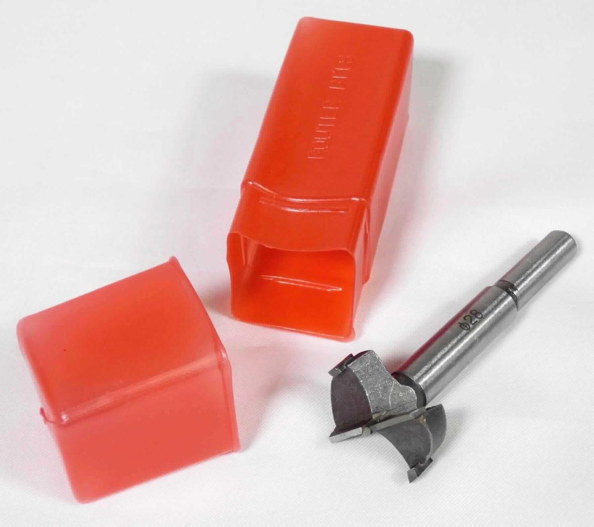 "Forstnerbohrer";

- auswechselbarer Bohrer aus unedlem Metall, je nach Ausführung mit unterschiedlichen 
  Durchmessern (von 15 bis 40 mm)

- zur fallweisen Verwendung in Bohrmaschinen zum Bohren von Löchern in Holz

- in einen Kunststoffbeutel eingelegt und in einer Kunststoffbox verpackt

Abbildung siehe Anlage.

Derartige Erzeugnisse gehören als "auswechselbare Werkzeuge (Bohrwerkzeuge) zur Verwendung in mechanischen Handwerkzeugen oder Werkzeugmaschinen, mit arbeitendem Teil aus unedlem Metall, kein Mauerbohrer, nicht für die Metallbearbeitung" zum TARIC-Code 8207 5090 00 .