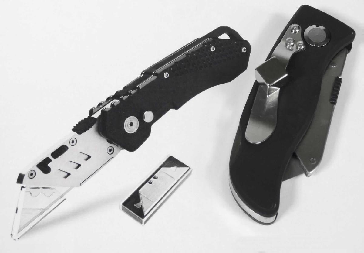 "Cuttermesser incl. 5 Ersatzklingen"; 

Warenzusammenstellung in Aufmachung für den Einzelverkauf, bestehend aus:

- einem Klapp-Cuttermesser (charakterbestimmend) aus Stahl (lt. Antragsteller) 

- - der vordere Teil des Messers lässt sich einklappen bzw. in unterschiedliche 
    Positionen justieren

- - am Griff mit 2 rutschfesten Einlagen, einem Sicherheitslock und einem Gürtelclip
    ausgestattet 

- fünf Ersatzklingen aus Stahl

- die Ersatzklingen sind in einer Kunststoffverpackung verpackt und gemeinsam mit 
  dem Messer in einer Blisterverpackung mit Pappeinleger aufgemacht

Abbildung siehe Anlage.

Derartige Waren sind als "Messer (kein Messer der Position 8208) mit schneidender, nicht feststehender Klinge aus unedlem Metall" in den TARIC-Code 8211 9300 00 einzureihen.