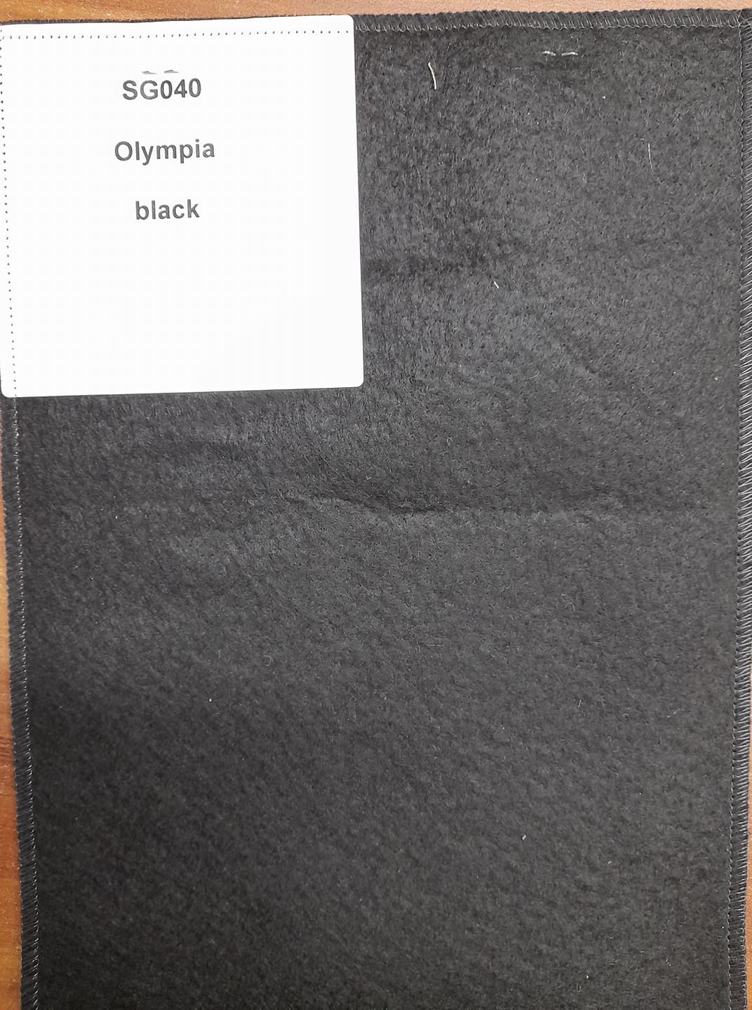 Textillaminat, Foto siehe Anlage,
- als Meterware, mit einer Breite von mehr als 30 cm,
- laut Untersuchungsergebnis:
-- aus zwei mit ihrer ganzen Fläche aufeinanderliegenden und so miteinander durch Kleben verbundenen
   Lagen:
--- mit einer Oberlage (Schauseite):
---- aus einem buntgewebten Gewebe in Musterbindung aus ungezwirnten, nicht hochfesten Garnen,
----- mit Kettgarnen aus texturierten, synthetischen Filamenten (laut Antrag Polyester),
----- mit melierten Schussgarnen aus texturierten, synthetischen Mikrofilamenten, bestehend aus
      Bikomponetenfasern mit Matrix/Fibrillen-Struktur (Matrix: aus Polyamid, Fibrillen: aus Polyester);
      die Antragsangaben von 92 GHT Polyester und 8 GHT Polyamid können als zutreffend angesehen
      werden,
---- geraut, u. a. somit keine Ware der Position 5801,
--- mit einer Unterlage:
---- aus einem einfarbigen Nadelfilz,
---- aus synthetischen Chemiefasern,
- das die Schauseite bildende Gewebe verleiht der Ware insbesondere im Hinblick auf die Bedeutung in
  Bezug auf die Verwendung ihren wesentlichen Charakter.

"Gewebe aus Garnen aus synthetischen Filamenten, anderes als in den Unterpositionen 5407 10 bis
 5407 44 genannte, mit einem Anteil an texturierten Polyester-Filamenten von mehr als 85 GHT,
 buntgewebt"