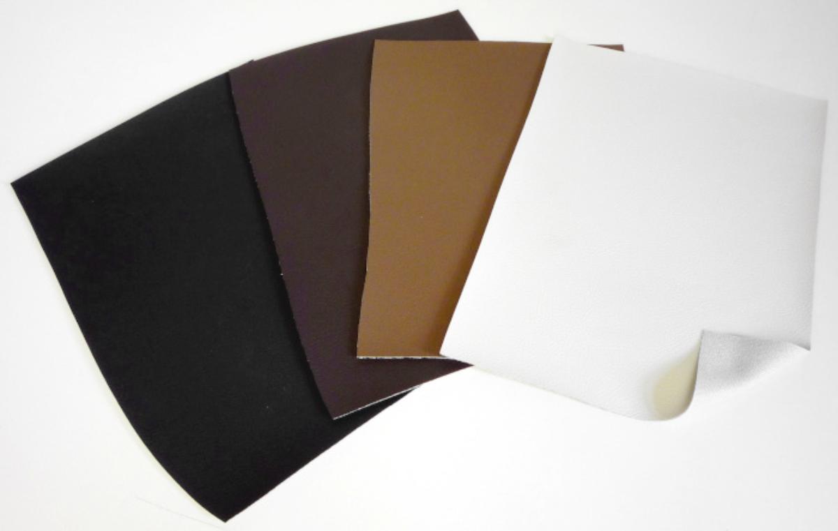 Angaben des Antragstellers:
PVC-Kunstleder
Das Kunstleder wird als Rollenware geliefert und hat eine Breite von ca. 1500 mm. Laut Angaben des Herstellers handelt es sich bei dem PVC-Kunstleder um ein mit Gewirke verstärktes Flächenerzeugnis mit Schauseite aus PVC in Ledernarben-Optik.

Feststellungen an einem Warenmuster (vZTA DE 14268/16-1):
Es wurde ein Abschnitt eines mehrlagigen Flächenerzeugnisses vorgelegt, bestehend aus einem weißen, undichten Gewirke, welches einseitig (Außenseite) mit einer Zellkunststofflage mit Lederstruktur versehen ist.

Befund:
Es liegt ein mit Spinnstoff verstärktes Flächenerzeugnis aus Zellkunststoff im Sinne der Unterposition (KN) 3921 1200 vor.
