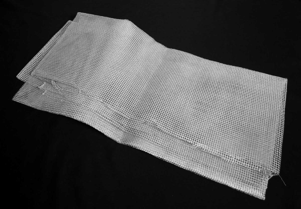 Getränktes Gewebe, siehe Foto,
- als Meterware, laut Antrag mit einer Breite von 203,5 cm,
- aus einem Gewebe aus synthetischen Chemiefasern (laut Antrag Polyester); mit dem bloßem Auge wahrnehmbar
  mit Kunststoff (laut Antrag Polyvinylchlorid, keine Zellstruktur erkennbar) getränkt.

"Gewebe, mit Kunststoff (Polyvinylchlorid) getränkt, anderes als solche der Position 5902"