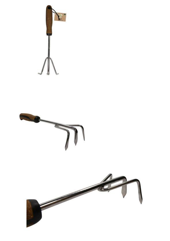 "Grubber"

- von Hand zu führender Grubber mit arbeitendem Teil aus unedlem Metall in Form von drei gebogenen Zinken, die an einem Schaft aus unedlem Metall  angebracht sind

- mit einem Handgriff aus Kunststoff

- Abmessungen: etwa 5,8 x 10 x 33 cm (H x B x L)

- dient dem Auflockern, Belüften und Vorbereiten von Beeten und Pflanzflächen

Abbildung siehe Anlage.

Derartige Erzeugnisse gehören als "Hacken, mit arbeitendem Teil aus unedlem Metall" zur Codenummer 8201 3000 00 0.