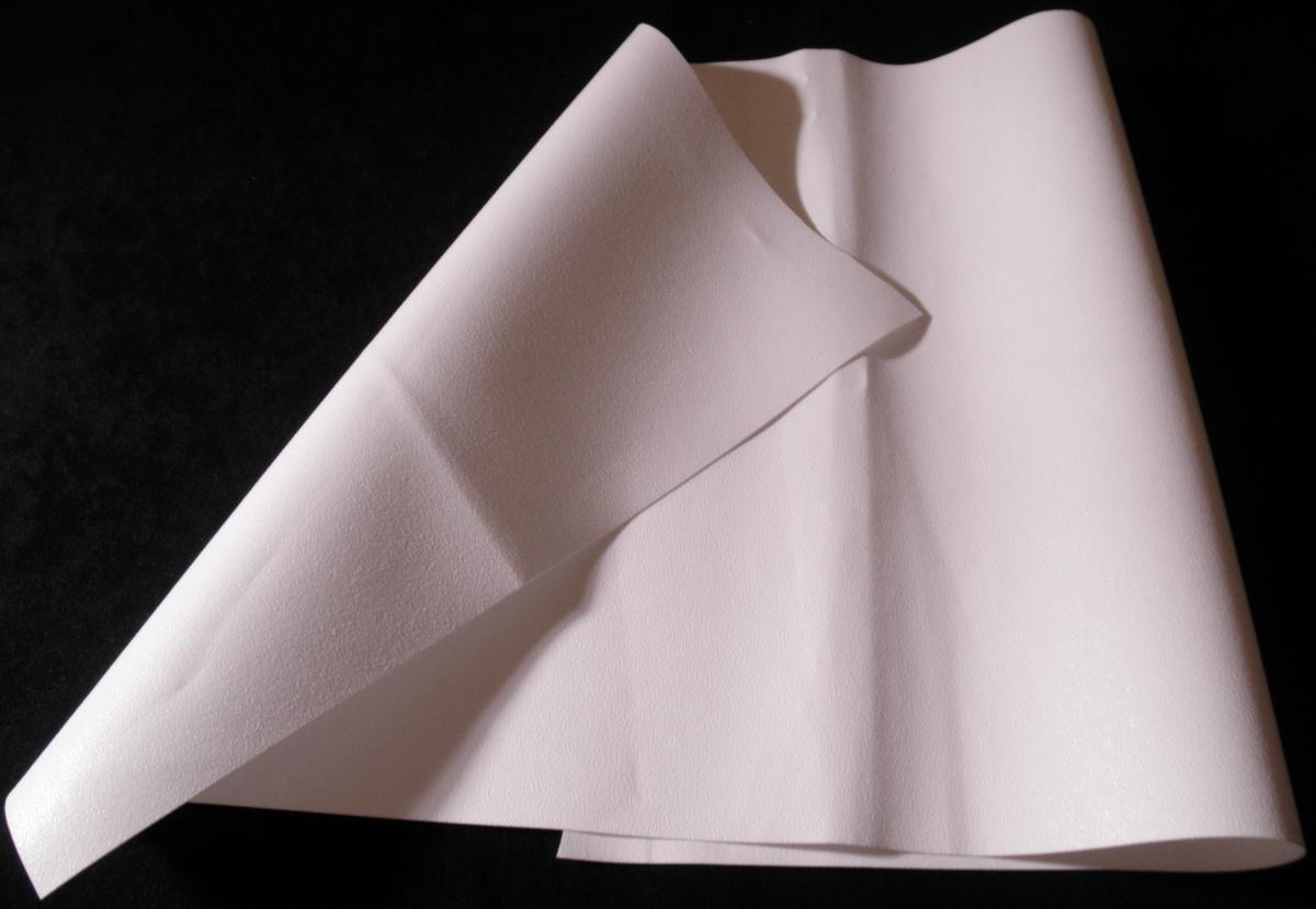Angaben des Antragstellers:
Folien aus Ethylenvinylacetat-Copolymeren (EVA) zur Herstellung von Photovoltaikpaneelen
-Die Folien sind ca. 0,45 mm dick und haben eine strukturierte Oberfläche.-

Feststellungen an einem Warenmuster:
Es wurde ein Abschnitt einer weißen, beidseitig strukturierten Folie mit einer Dicke von ca. 0,48 mm vorgelegt. Die Oberfläche ist nicht wellenförmig geprägt.

Befund:
Andere Folien aus Polymeren des Polyethylens.