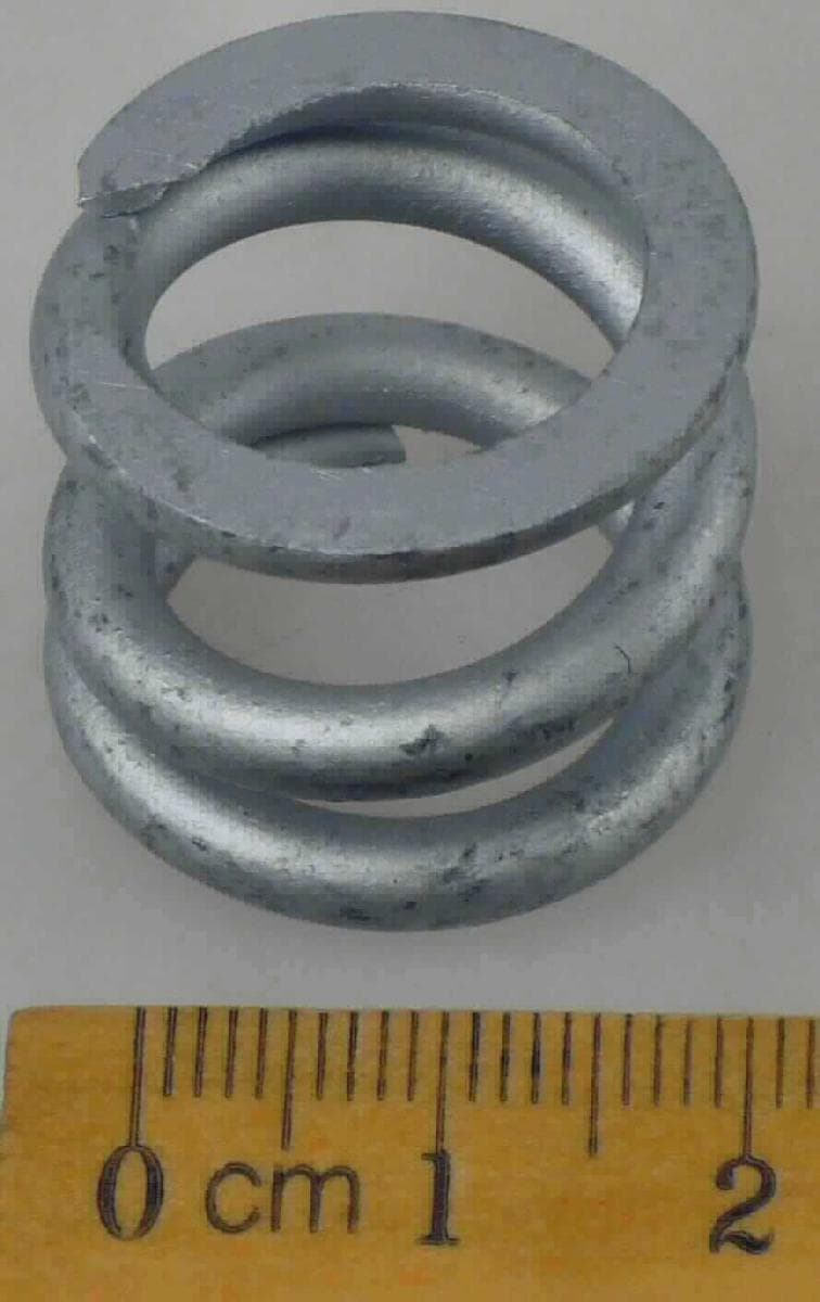 Es handelt sich um aus Stahldraht hergestellte, kaltgeformte, schraubenlinienförmige Druckfedern mit kreisförmigem Querschnitt.
Die Erzeugnisse werden im Außenspiegel eines PKW eingebaut und dienen der drehbaren Verbindung des Spiegelfußes und der Verstärkerplatte.
Abmessungen: Außendurchmesser: 24 mm; Länge: 20 mm
- Antragstellerangaben -

Abbildung siehe Anlage.

Derartige Erzeugnisse gehören als "andere schraubenlinienförmige Druckfedern (keine Kegelstumpffedern), aus Stahl" zum TARIC-Code 7320 2081 90.