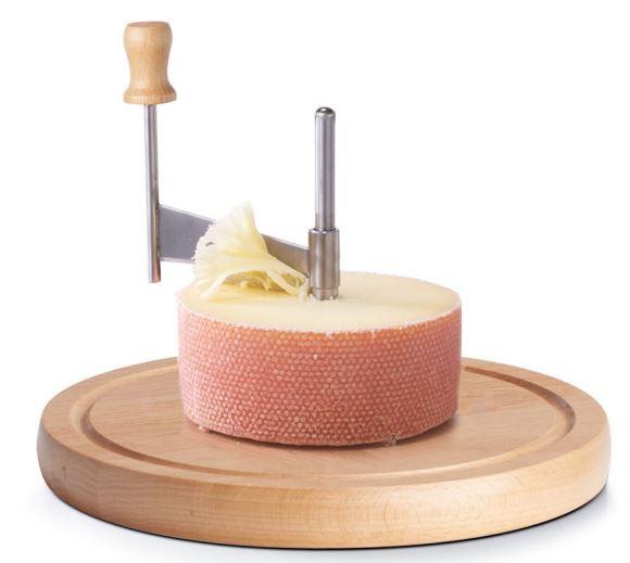 "Käseschneide-Set" (Artikel-Nr. 25586)

im Wesentlichen bestehend aus

- einer runden Grundplatte aus Holz (Buche) mit einem Durchmesser
  von etwa 22 cm und mit vier jeweils rechtwinklig angebrachten
   "Antirutsch-Dornen" aus Stahl

- einem etwa 13 cm langen Haltestab aus Stahl, der senkrecht in der Mitte der
  Holzplatte angeschraubt wird

- einer "Kurbel" mit integriertem Schabmesser aus Stahl (arbeitender Teil), die an
  einem Ende mit einer Führungshülse zum Aufsetzen der "Kurbel" auf den
  Haltestab versehen ist und am anderen Ende einen etwa 7 cm langen, mit einem
  Holzknauf ausgestatteten Stab (ebenfalls aus Stahl) aufweist

- mit einem Gewicht von weniger als 10 kg

Das Erzeugnis dient zum dünnen Abschaben von Käse. Dazu wird der Käselaib mittels der "Dornen" und des Haltestabes auf der Holzplatte befestigt und das Schabmesser kreisförmig mit Druck über den Käse geführt.

Abbildung siehe Anlage.

Das noch nicht zusammengesetzte Erzeugnis ist in einer Kunststofffolie und einem Pappkarton verpackt.

Derartige Erzeugnisse gehören als "von Hand zu betätigende mechanische Geräte, mit einem Gewicht von 10 kg oder weniger, zum Vorbereiten, Zubereiten oder Anrichten von Speisen, mit arbeitendem Teil aus unedlem Metall" zur Codenummer 8210 0000 00 0 des Zolltarifs.