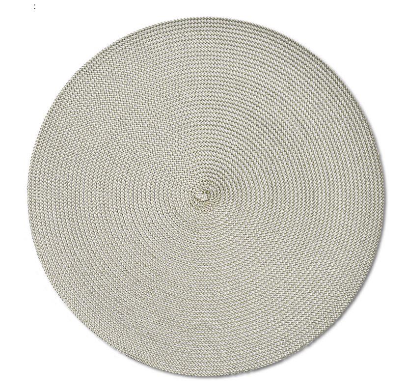 Platzmatte, Foto siehe Anlage,
- laut Antrag: 
-- in runder Form, mit einem Durchmesser von ca. 38 cm,
-- aus einem ca. 0﻿,﻿8 mm breiten, bandförmigen Geflecht aus verschiedenen, einfarbigen Streifen
   aus synthetischer Spinnmasse (aus Polypropylen), mit einer augenscheinlichen Streifenbreite
   von weniger als 5 mm (damit keine Ware des Kapitels 39) und Garnen aus augenscheinlich syn-
   thetischen Chemiefasern,
-- spiralförmig, teilweise überlappend zusammengenäht,
- durch Zusammennähen konfektioniert,
- wird insbesondere wegen der Art des Geflechts und der Steifheit des Materials üblicherweise
  nicht gewaschen und kennzeichnet sich aufgrund des Verwendungszwecks als Ware zur Innen-
  ausstattung (somit keine Tischwäsche der Position 6302),
- insbesondere im Hinblick auf den Umfang verleihen die Streifen aus synthetischer Spinnmasse
  der Ware ihren wesentlichen Charakter.

"Andere Ware zur Innenausstattung (Platzmatte), aus Spinnstoffen, keine Ware der Position 9404,
 aus einem Geflecht aus Streifen aus synthetischer Spinnmasse"