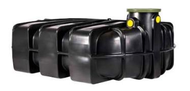 Nach den Antragsangaben sowie den vorgelegten Produktinformationen handelt es sich bei dem sogenannten „Flachtank“ um einen Sammelbehälter aus Polyethylen, einem Kunststoff im Sinne der Anmerkung 1 zu Kapitel 39.
Der schwarze, formstabile, annähernd rechteckige Tank ist in zwei unterschiedlichen Ausführungen (Abmessungen LBH etwa 240 x 200 x 100 cm sowie 300 x 245 x 120 cm) mit einem Fassungsvermögen von etwa 2.500 Liter sowie 5.000 Liter erhältlich. Die Ware zeichnet sich durch einen sogenannten „Mannlochdom“ (Einstiegsöffnung; Durchmesser etwa 55 cm) mit grünem Schraubdeckel und einem Verschlussriegel aus Edelstahl (laut Antragsangaben) sowie seitlich angebrachten Ein- bzw. Auslassöffnungen mit gelben Verschlusskappen aus.

Der Flachtank wird in das Erdreich eingelassen und dient z. B. dem Speichern von Regenwasser.

Zolltarifrechtlich handelt es sich um einen „Baubedarfsartikel aus Kunststoffen, anderweit weder genannt noch inbegriffen, Sammelbehälter, Tanks, Bottiche und ähnliche Behälter, mit einem Fassungsvermögen von mehr als 300 l“.