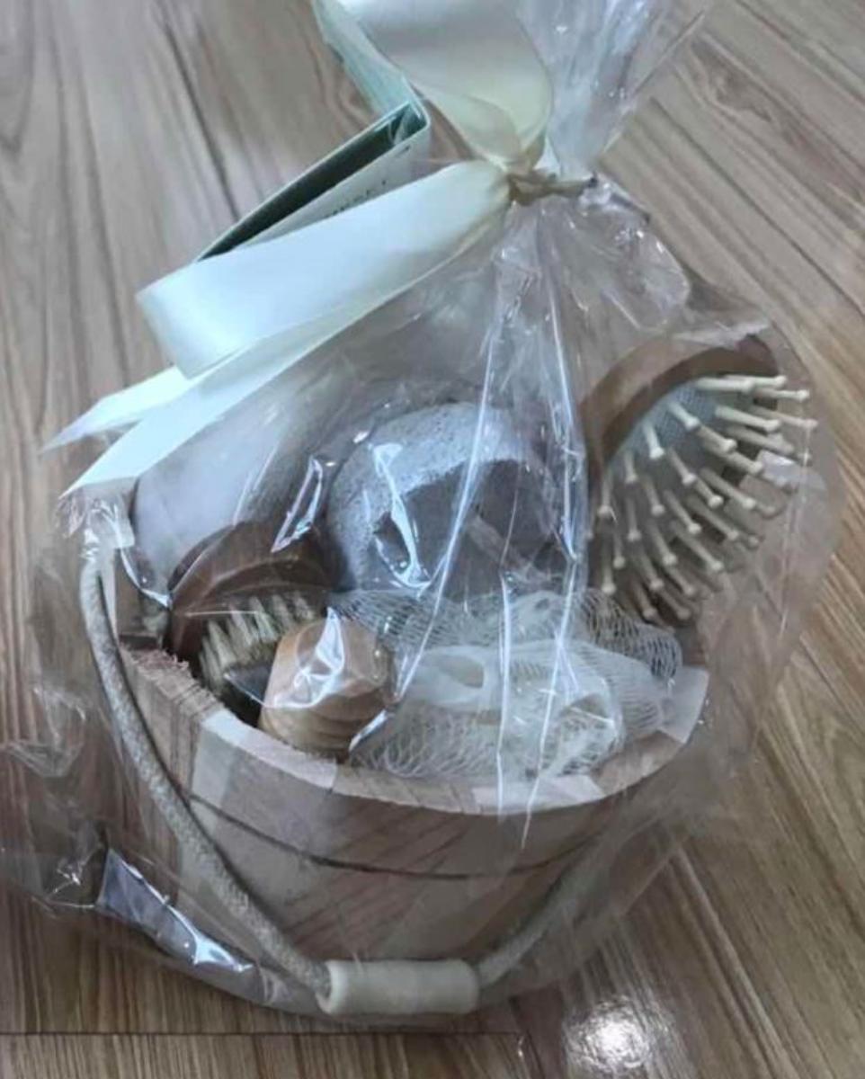 Es handelt sich um ein Geschenk-Set aus Wellnessprodukten, bestehend aus
- einem Netzschwamm aus Chemiefasern,
- einem Bimsstein,
- einem Badeschwamm aus Sisal,
- einer Nagelbürste,
- einer Haarbürste,
- einem Massagestab aus Holz und
- einem kleinem Holbottich.
Alle Erzeugnisse sind in den Holbottich gepackt und die gesamte Ware ist mit einer Kunststofffolie umwickelt.

Es handelt sich um eine Warenzusammenstellung in Aufmachung für den Einzelverkauf, deren gemeinsamer Bedarf Wellness ist. Eine charakterbestimmende Ware kann nicht ermittelt werden, so dass die Warenzusammenstellung in die zuletzt genannte, der in Betracht kommenden Positionen bzw. Unterpositionen einzureihen ist.

Das Set wird als "Bürste, Nagelbürste" eingereiht.