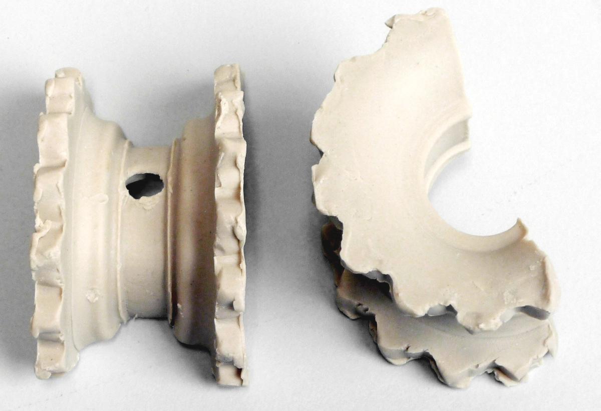 Keramische Waren zu technischen Zwecken, sog. Proware (TM) Super-Saddles,
Foto siehe Anlage,
- lt. Antrag:
- - unglasierte, speziell geformte, beigefarbene Steine,
- - in verschiedenen Größen,
- - nach vorheriger Formgebung keramisch gebrannt,
- - aus Steinzeug,
- - mit einer Mohsschen Härte von weniger als 9,
- - keine Anwendung im feuerfesten Bereich (< 1500 °C),
- - zur Verwendung in Absorptionstürmen bei der Schwefelsäureherstellung.

"Keramische Waren zu technischen Zwecken, andere als aus Porzellan, mit einer
Mohsschen Härte von weniger als 9, andere als in den Codenummer 6909 1900 20 0
bis 6909 1900 70 0 genannte"