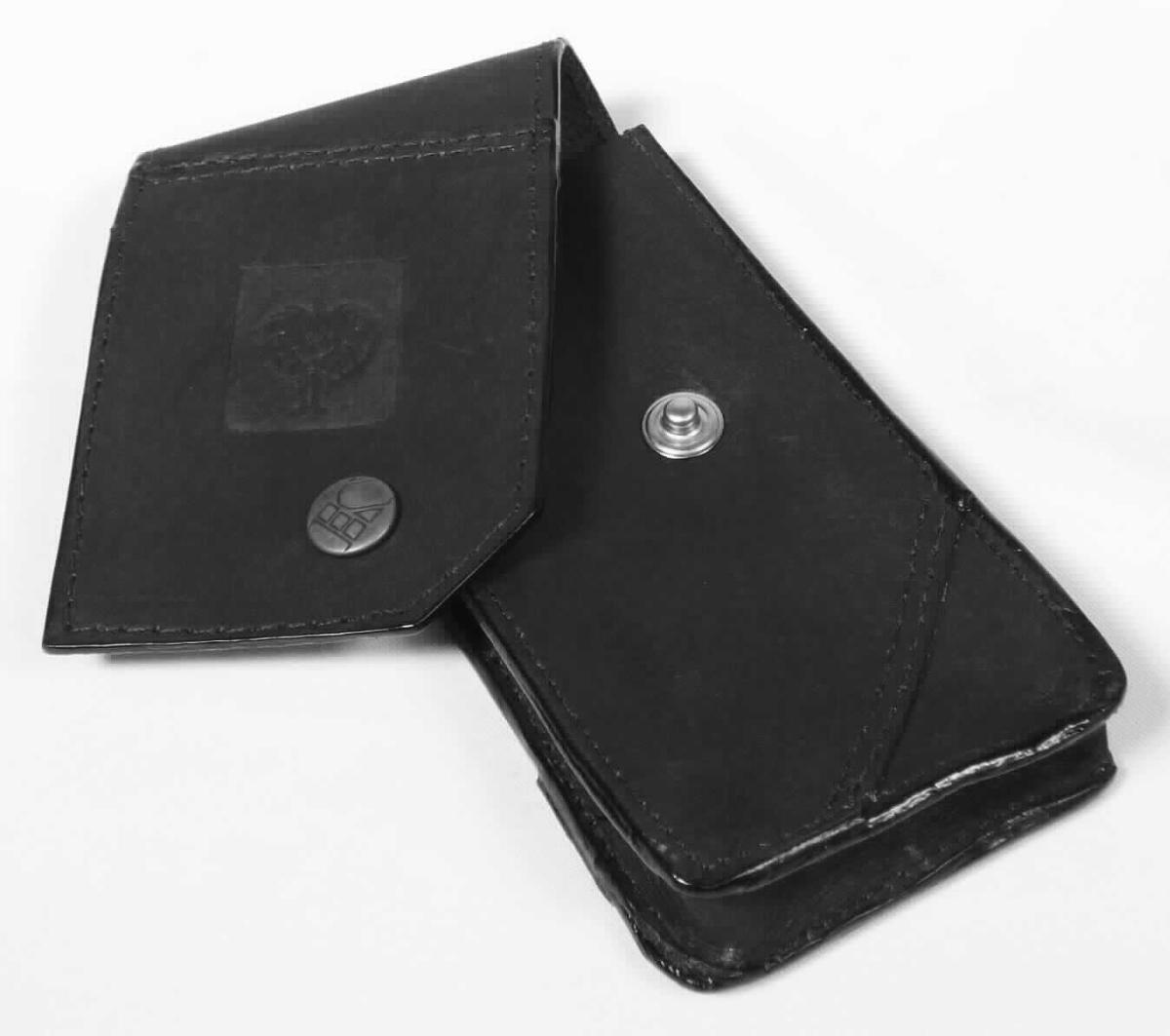 Ähnliches Behältnis, sog. Leder-Messeretui e. s. vintage (A3-Art. 6315783), Foto siehe Anlage,
- vollständig aus Leder (laut Antrag),
- mit einer Überschlagklappe mit einem Druckknopfverschluss,
- vorn mit einem eingeprägten Firmenlogo,
- an der Rückseite mit einer Schlaufe zur Befestigung an einem Gürtel,
- in den Abmessungen: ca. 14 cm (Höhe) x 5,8 cm (Breite) x 1,8 cm (Tiefe),
- dient (laut Antrag) dem Transport und der Aufbewahrung eines Messers,
- ohne Hinweise auf Handarbeit.

"Ähnliches Behältnis, anderes als in den Unterpositionen 4202 1110 bis 4202 3900 genannte, 
 mit Außenseite aus Leder, anderes als in der Unterposition 4202 9110 genannte, 
 nicht handgearbeitet"