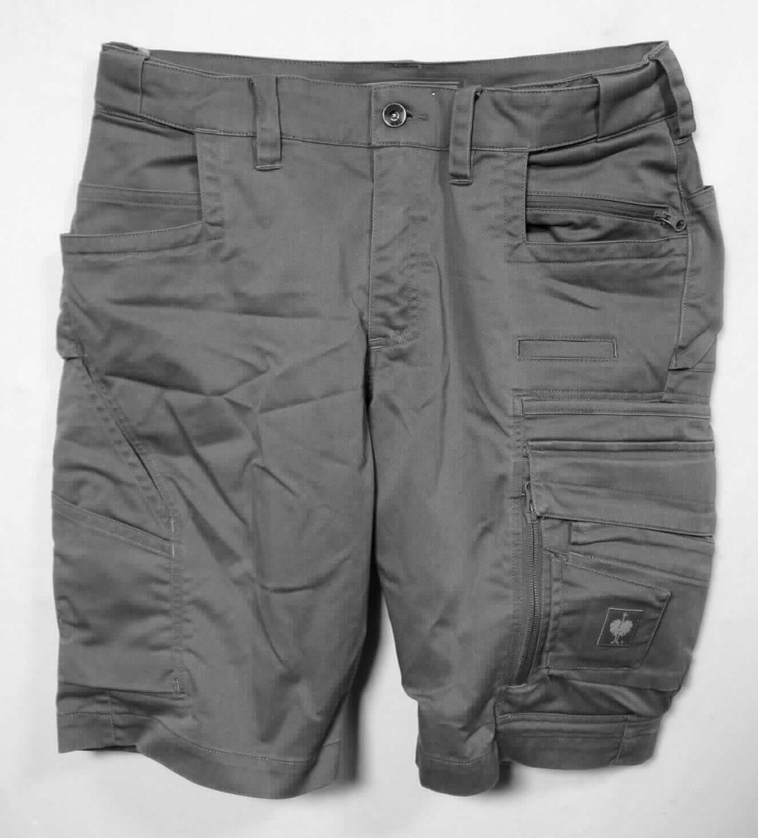 Kurze Hose, sog. Short e.s. motion ten, A3-Art. 6610344, Größe 48, Foto siehe Anlage,
- aus ca. 0,5 mm dicken, einfarbigen Geweben aus laut Antrag 38 % Elastomultiester und 16 % Polyamid 
  (beides synthetische Chemiefasern) und 46 % Baumwolle, 
- in der Taille abschließend, mit einem angesetzten, teilweise elastischen Bund mit Gürtelschlaufen,
- vorn mit einer Öffnung mit Reißverschluss, verdeckt von einer Patte von links über rechts (Männerkleidung),
  die im Bund mit einem Knopf geschlossen wird,
- mit diversen eingesetzten und aufgesetzten, offenen oder mit Patte und Klettverschluss oder mit Reißverschluss
  oder Druckknopfverschluss ausgestatteten Taschen,
- mit kurzen Hosenbeinen, die nicht die Knie bedecken (Seitenlänge: ca. 53 cm),
- an den Beinabschlüssen durch Umschlagen und Festnähen gesäumt.

"Kurze Hose, aus Geweben, für Männer, aus synthetischen Chemiefasern"