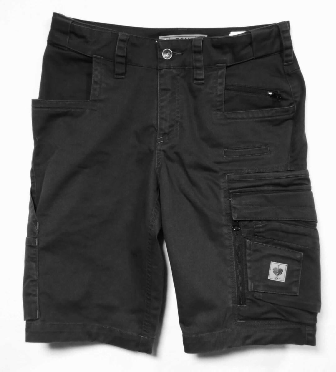 Kurze Hose, sog. Short e.s. motion ten, Damen, A3-Art. 6620334, Größe 36, Foto siehe Anlage,
- aus ca. 0,5 mm dicken, einfarbigen Geweben aus laut Antrag 38 % Elastomultiester und 16 % Polyamid
  (beides synthetische Chemiefasern) und 46 % Baumwolle, 
- in der Taille abschließend, mit einem angesetzten, teilweise elastischen Bund mit Gürtelschlaufen,
- vorn mit einer Öffnung mit Reißverschluss, verdeckt von einer Patte von links über rechts (Männerkleidung),
  die im Bund mit einem Knopf geschlossen wird,
- mit diversen eingesetzten und aufgesetzten, offenen oder mit Patte und Klettverschluss oder mit Reißverschluss
  oder Druckknopfverschluss ausgestatteten Taschen,
- mit kurzen Hosenbeinen, die nicht die Knie bedecken (Seitenlänge: ca. 52 cm),
- an den Beinabschlüssen durch Umschlagen und Festnähen gesäumt.

"Kurze Hose, aus Geweben, für Männer, aus synthetischen Chemiefasern"